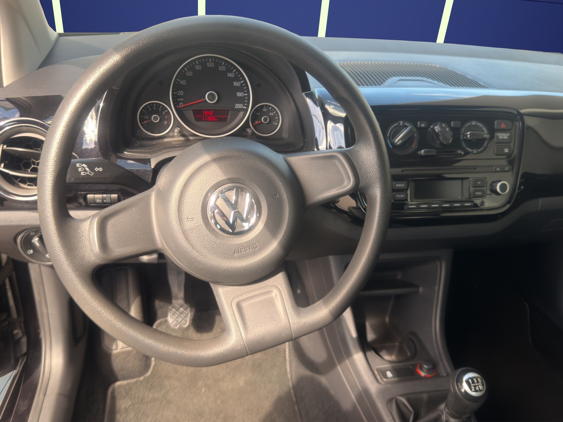 VW Up 1.0 black up-image-14