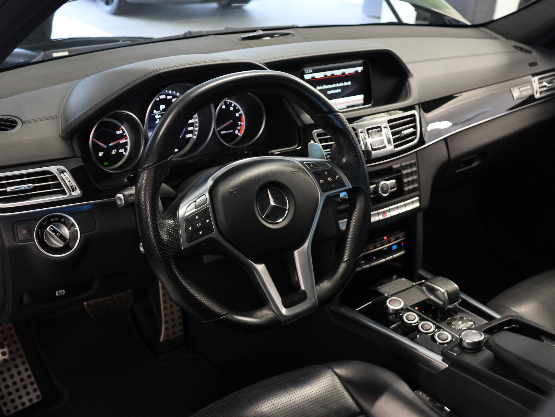 MERCEDES-BENZ E 63 AMG 4Matic Speedshift *OBSIDIANSCHWARZ-LACKIERUNG*-image-16