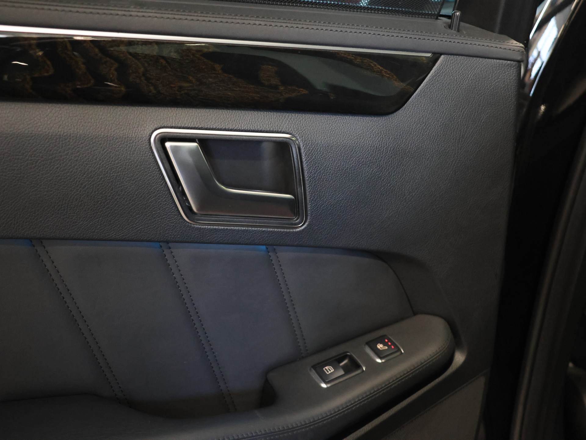 MERCEDES-BENZ E 63 AMG 4Matic Speedshift *OBSIDIANSCHWARZ-LACKIERUNG*-image-36