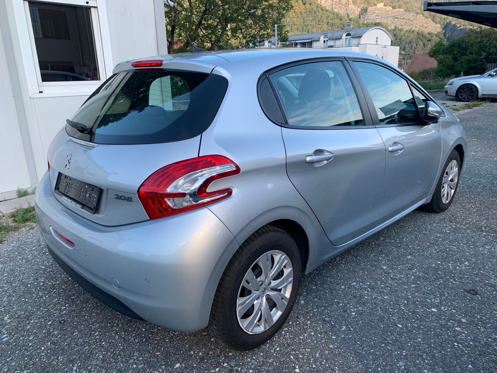 PEUGEOT 208 1.2 VTI Active-image-4