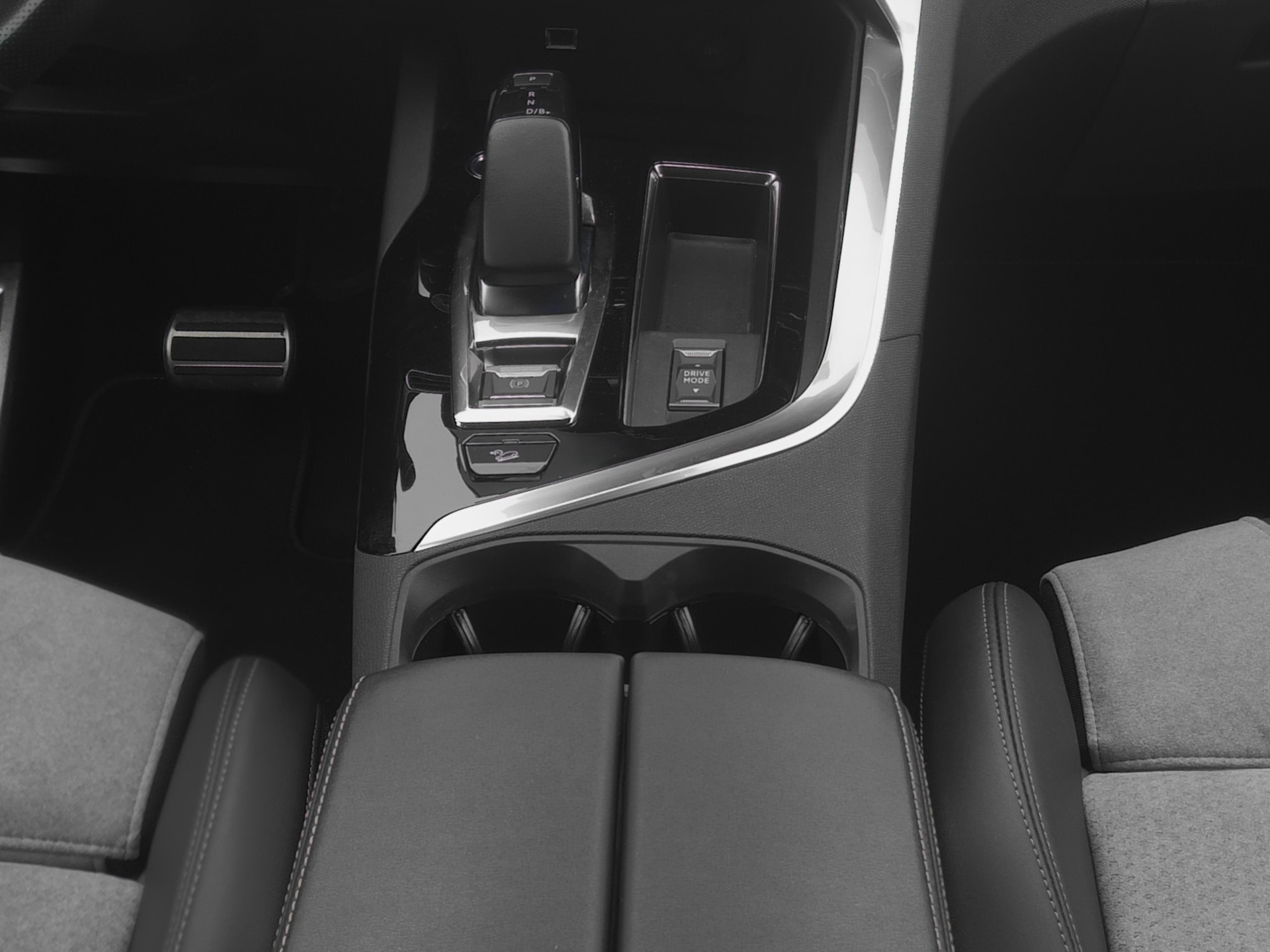 PEUGEOT 3008 300e Hybrid4 GT Pack EAT8-image-9