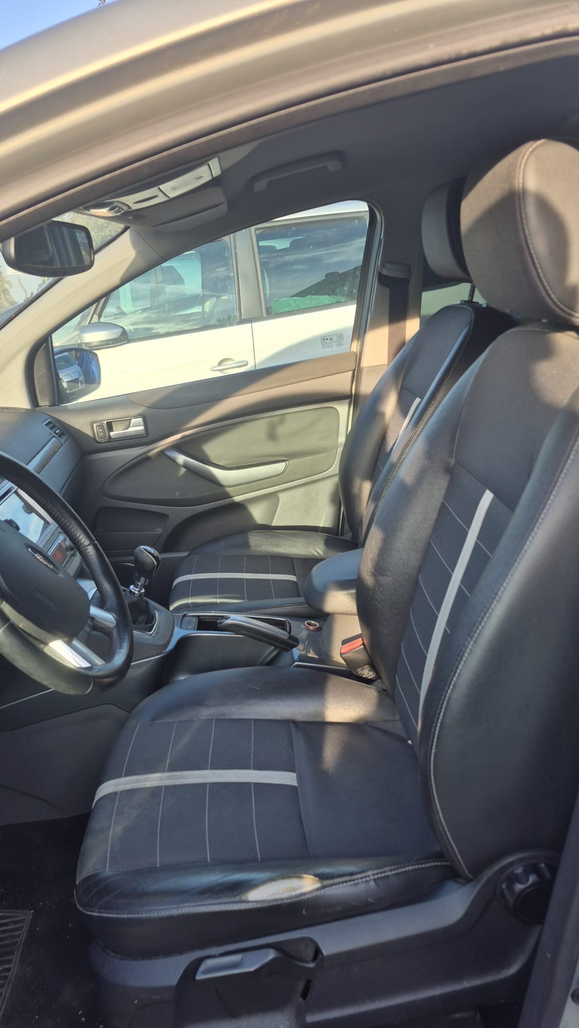 FORD Kuga 2.5 Turbo Titanium 4WD-image-8