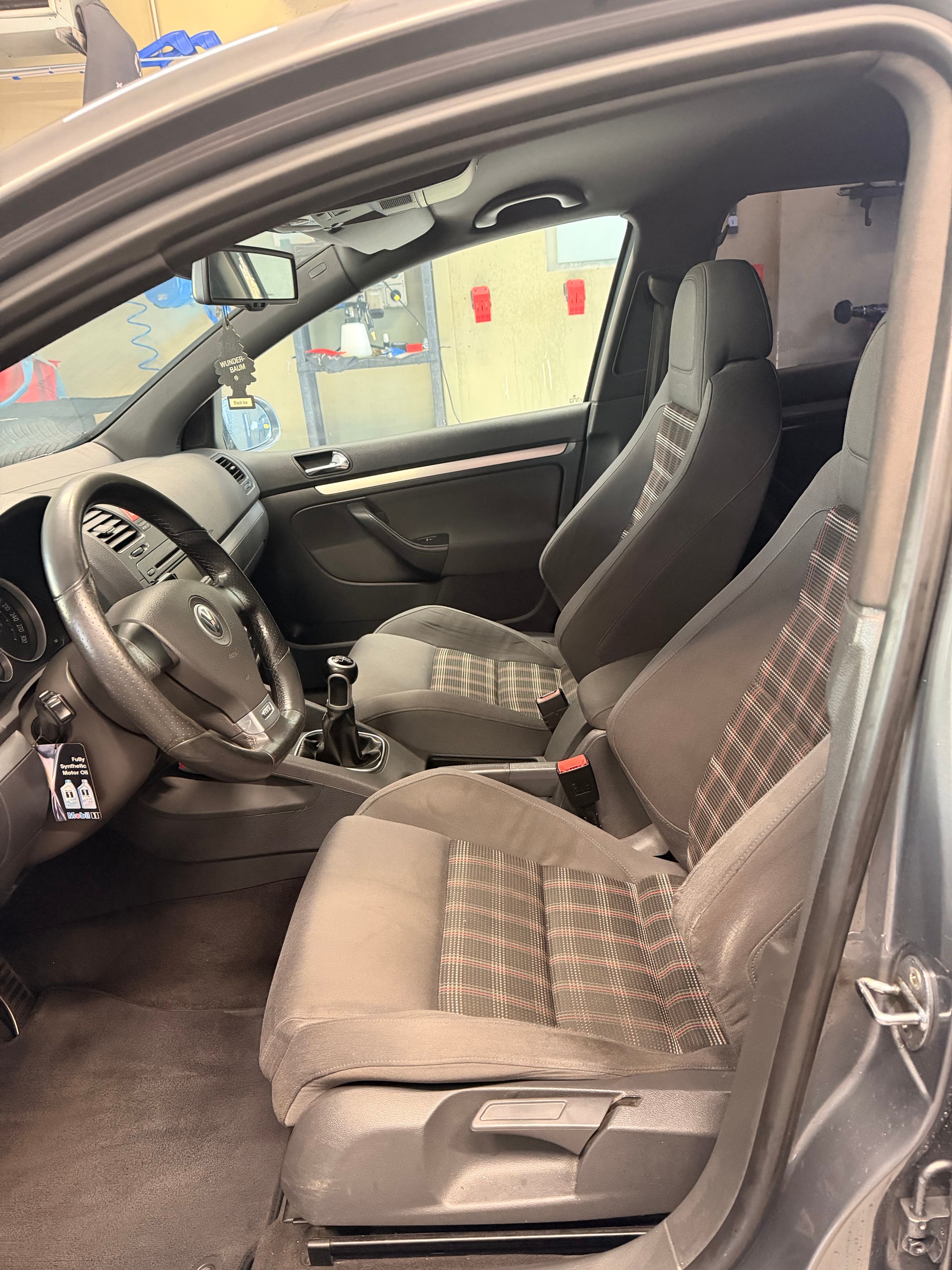 VW GTI-showroom-element-3
