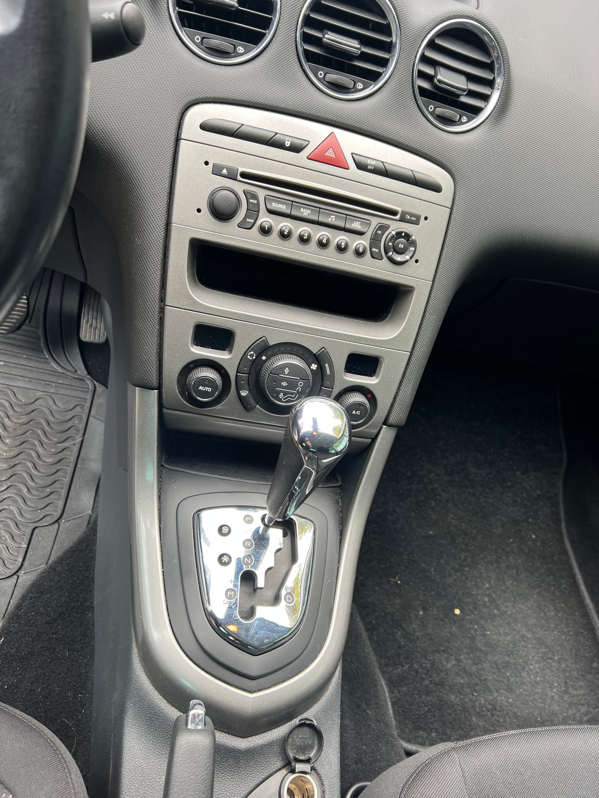 PEUGEOT 308 SW 2.0 HDI Sport Automatic-image-8