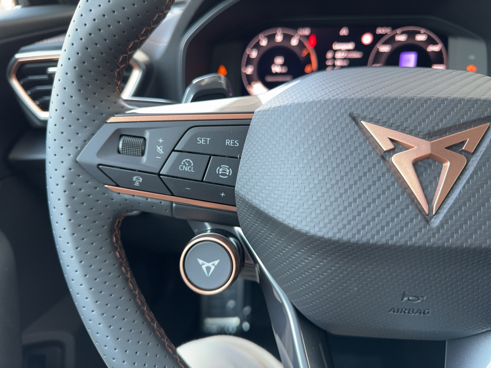 CUPRA Formentor 1.5 eTSI DSG-image-8