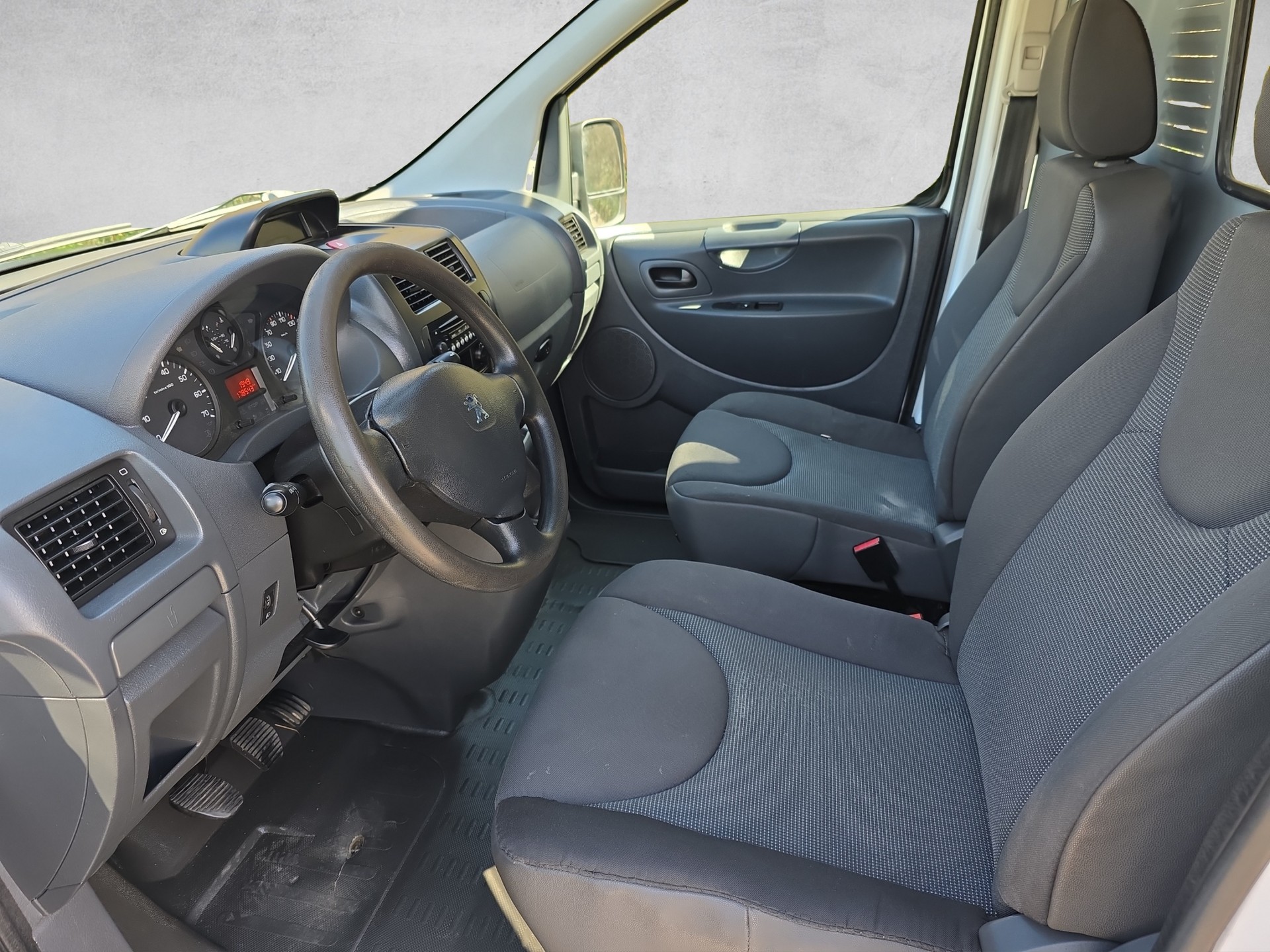PEUGEOT Expert 2.0 HDi 227 L1H1-image-5