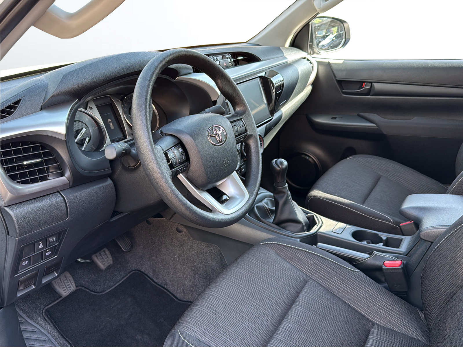 TOYOTA Hilux 2.8d Comfort Doppel Cab 4x4-image-6