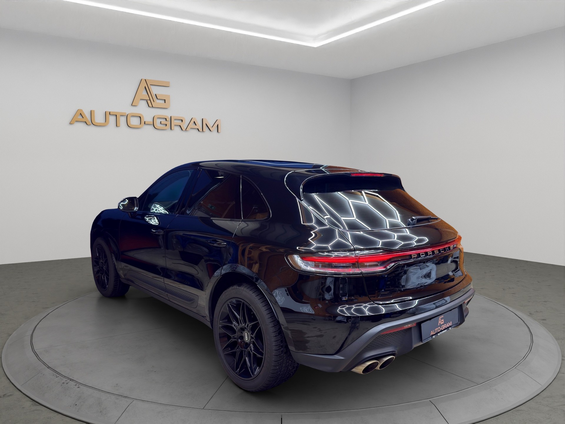 PORSCHE Macan S PDK-showroom-element-2