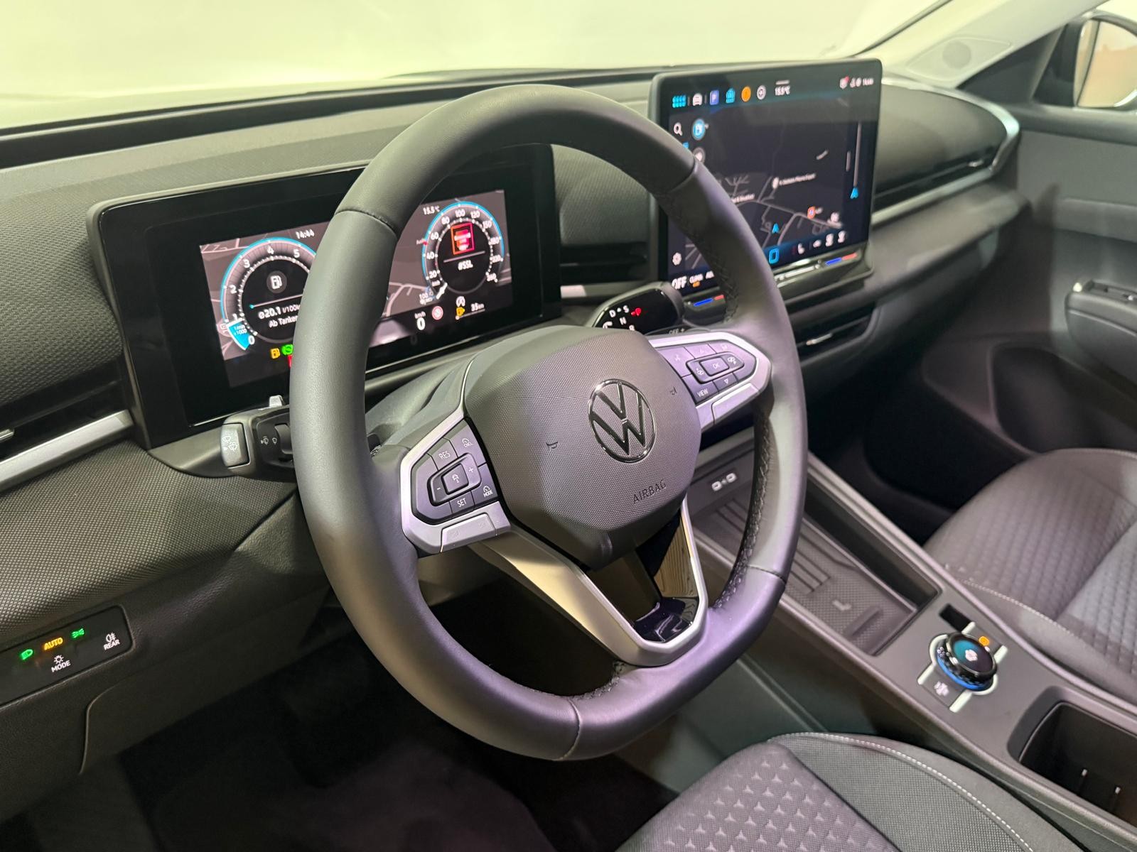 VW T-Roc 1.5 eTSI mHEV Life DSG-image-5