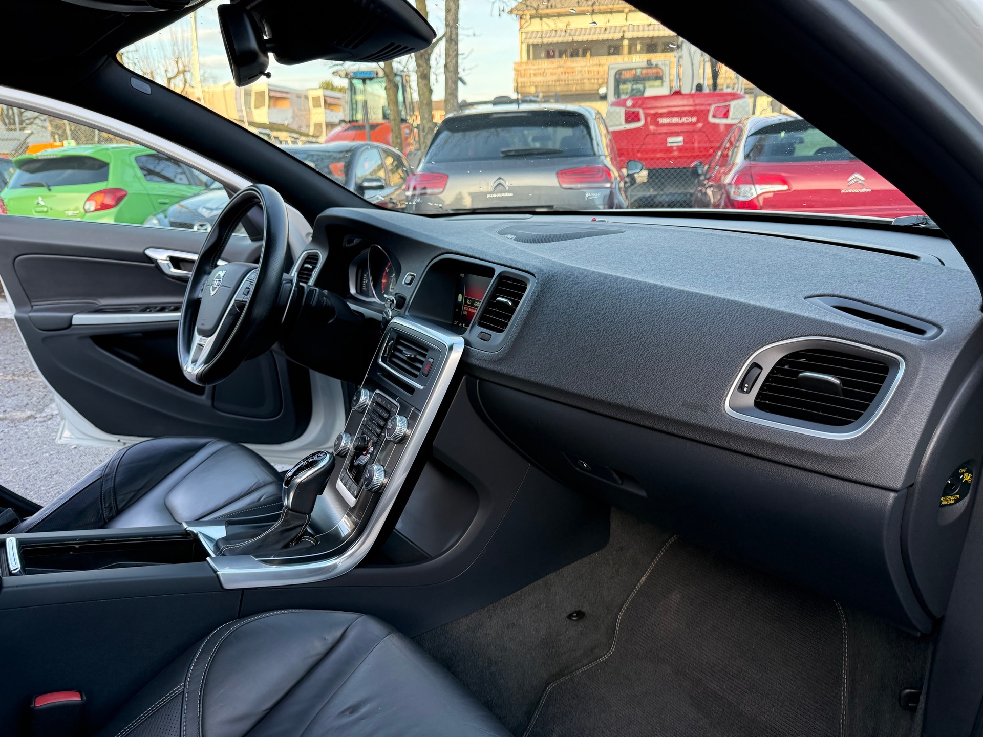 VOLVO S60 T6 Momentum R-Design Geartronic-image-9