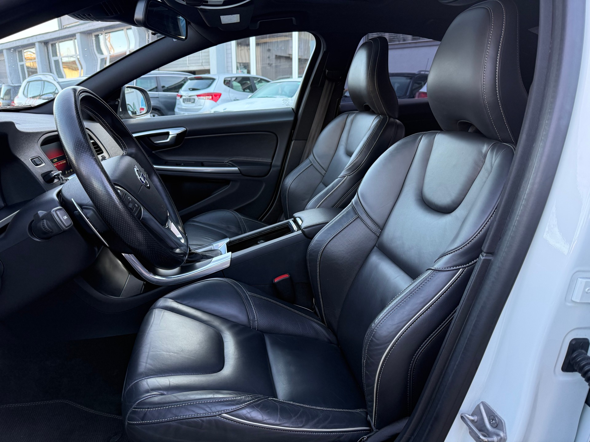 VOLVO S60 T6 Momentum R-Design Geartronic-image-5