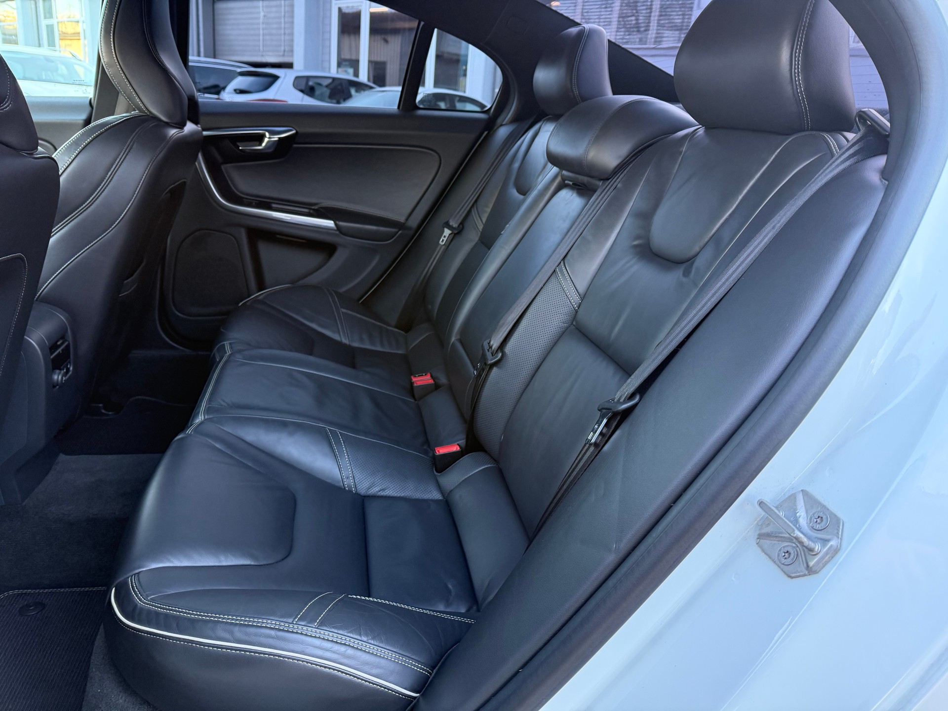 VOLVO S60 T6 Momentum R-Design Geartronic-image-6