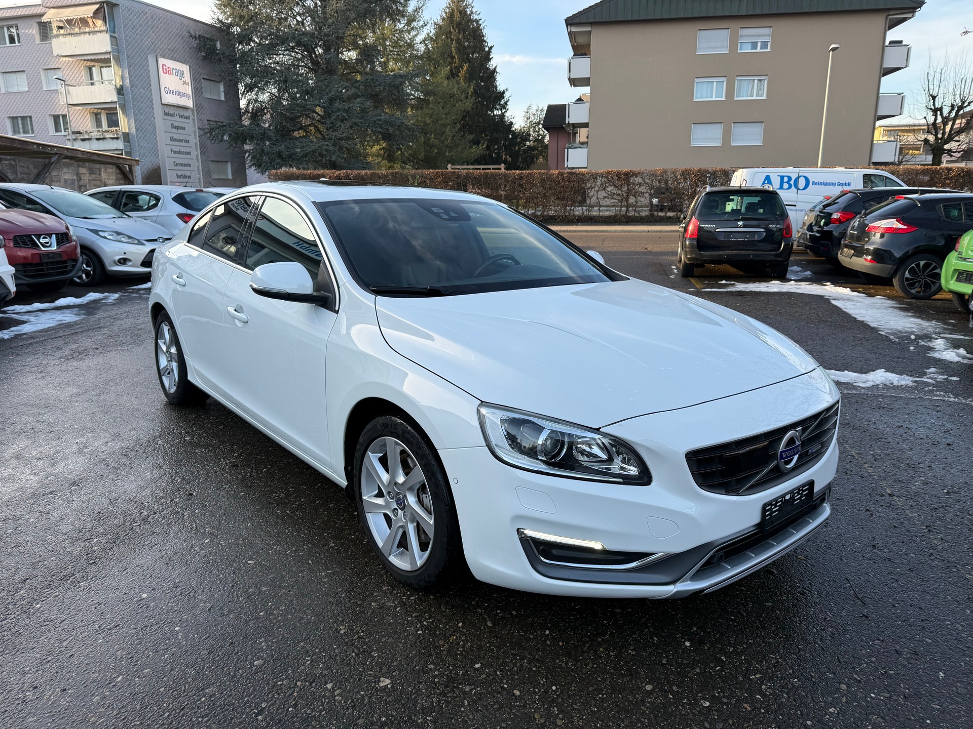VOLVO S60 T6 Momentum R-Design Geartronic-image-1