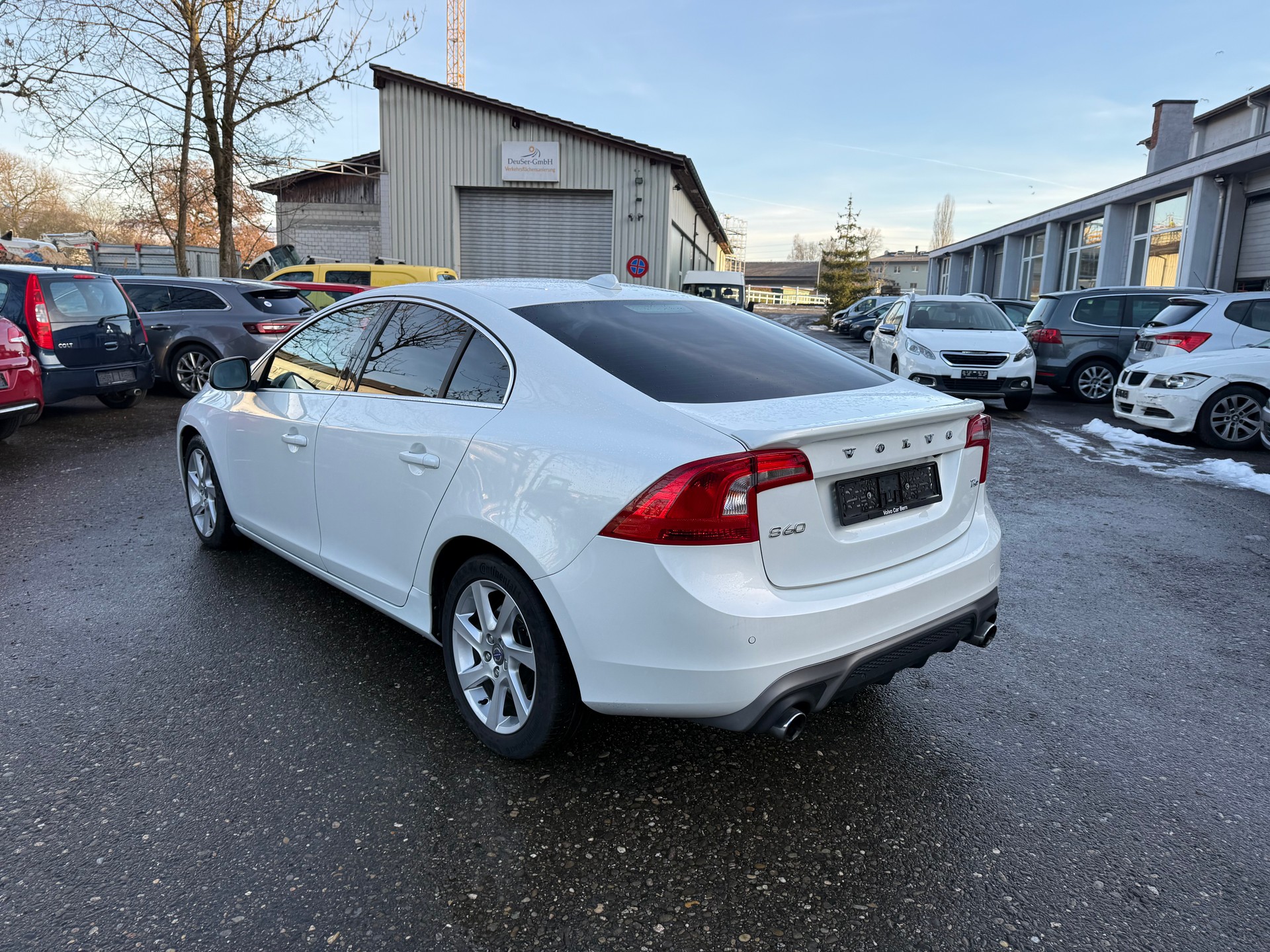 VOLVO S60 T6 Momentum R-Design Geartronic-image-2