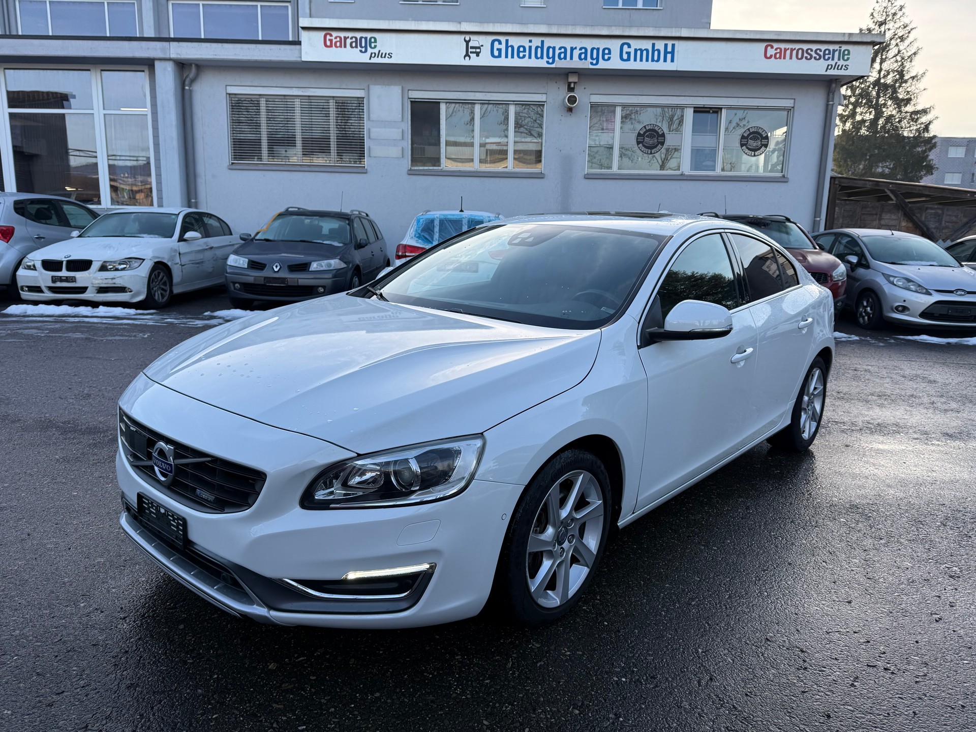 VOLVO S60 T6 Momentum R-Design Geartronic-image-0