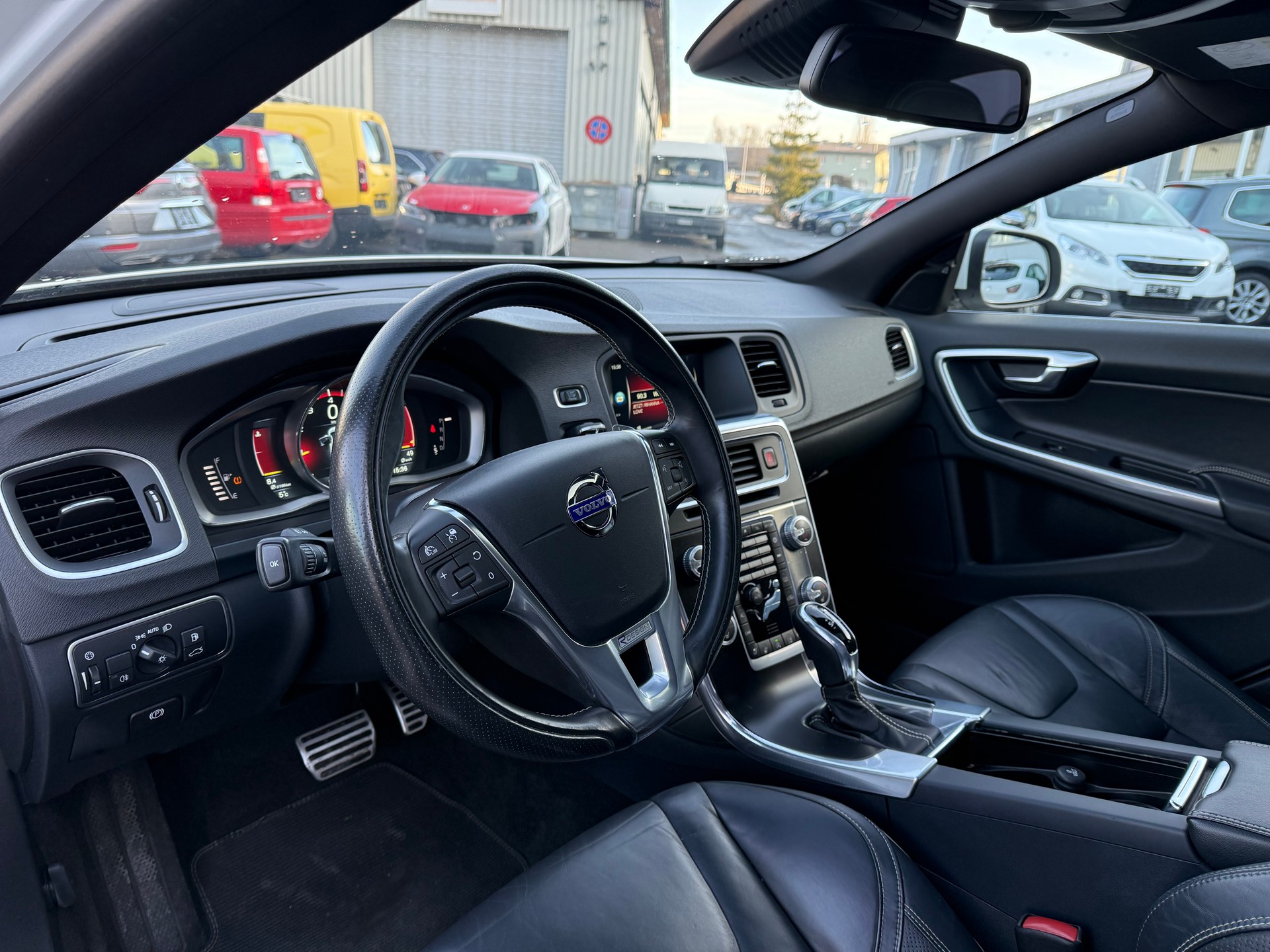 VOLVO S60 T6 Momentum R-Design Geartronic-image-7