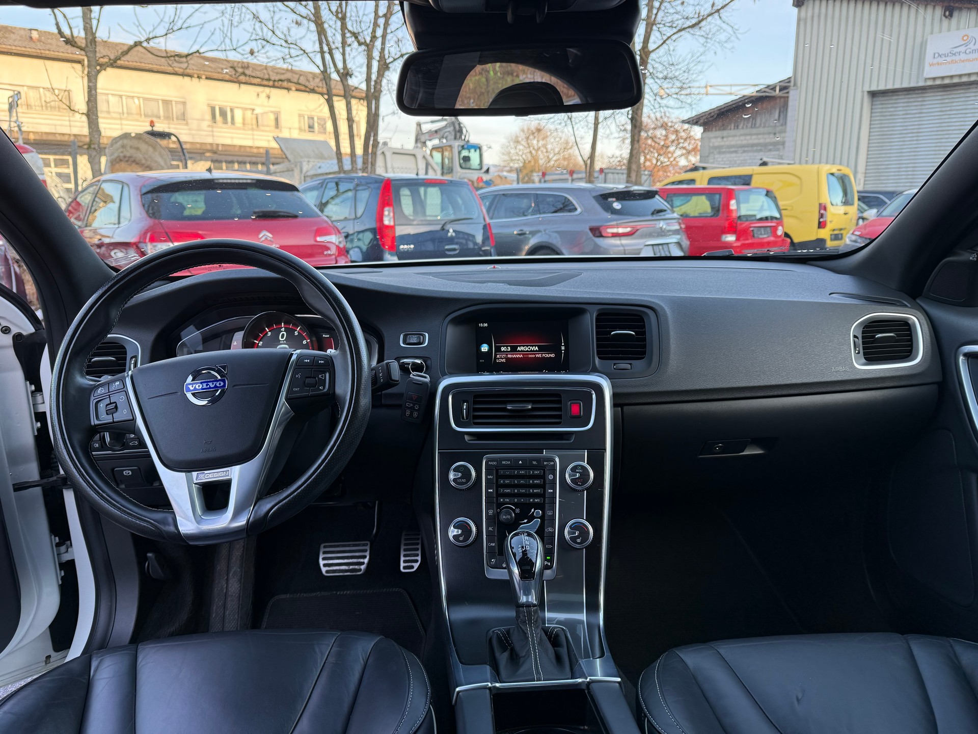 VOLVO S60 T6 Momentum R-Design Geartronic-image-8