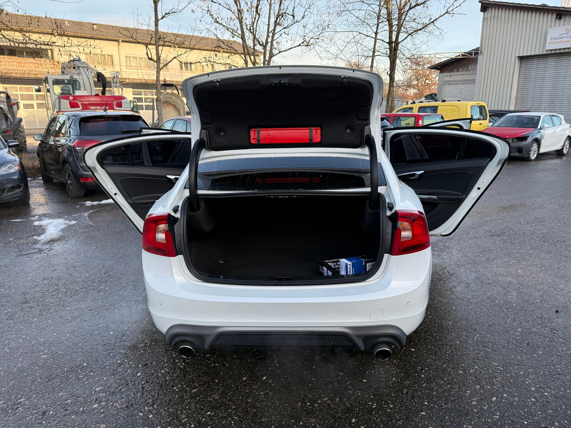 VOLVO S60 T6 Momentum R-Design Geartronic-image-11