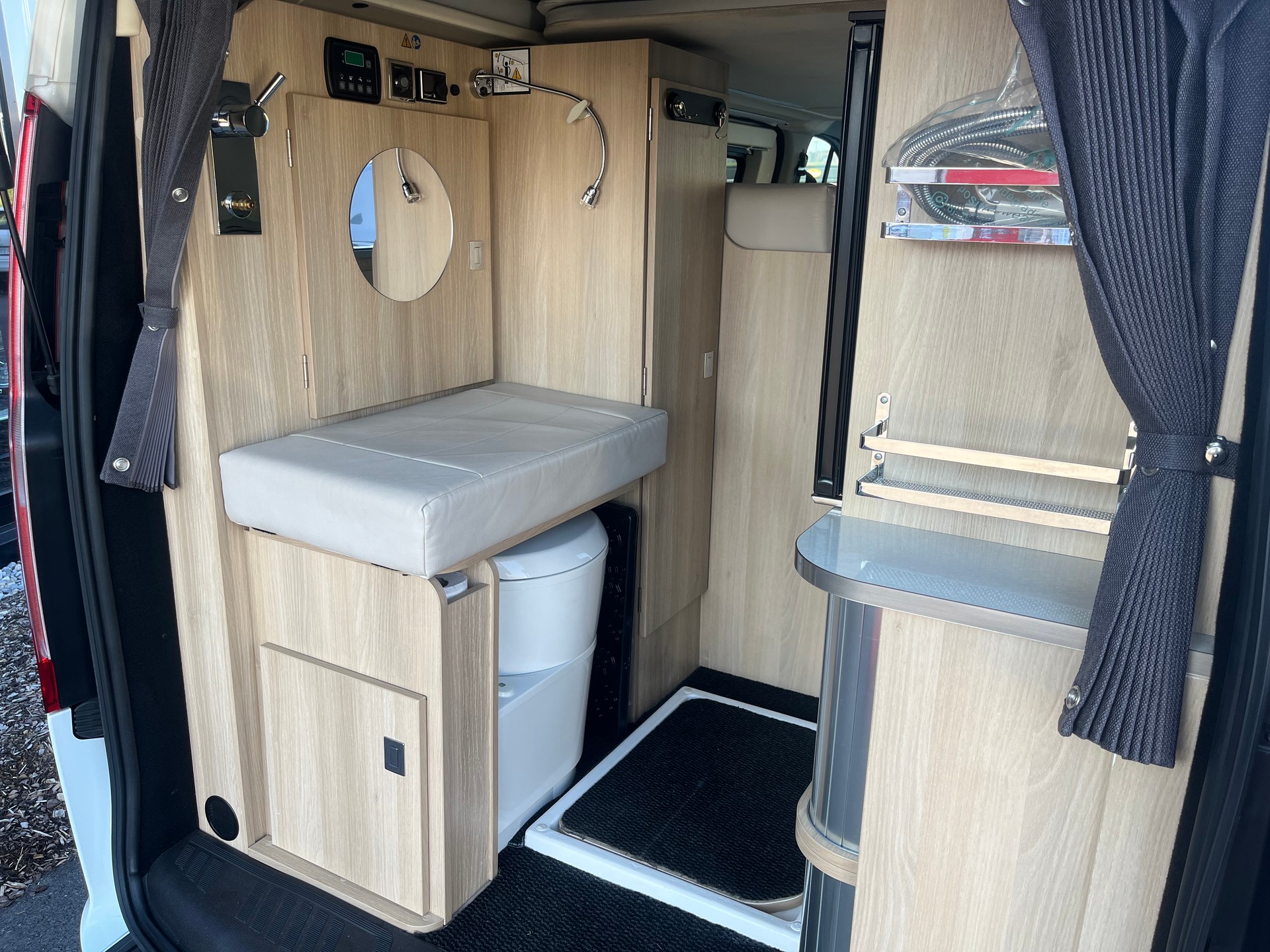 FORD Transit Custom 320 L1H1 Camper Dreamer Cap Land-image-13