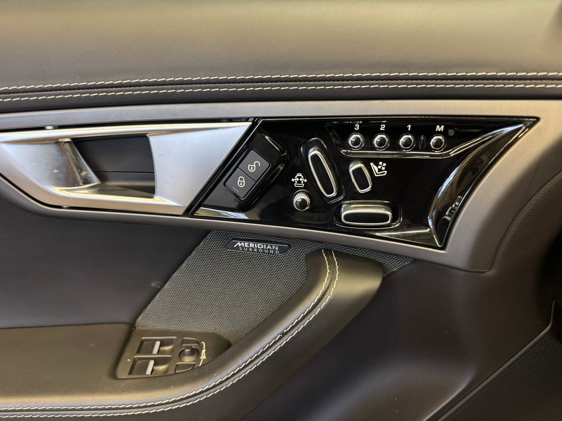 JAGUAR F-Type Convertible R 5.0 V8 S/C-image-8