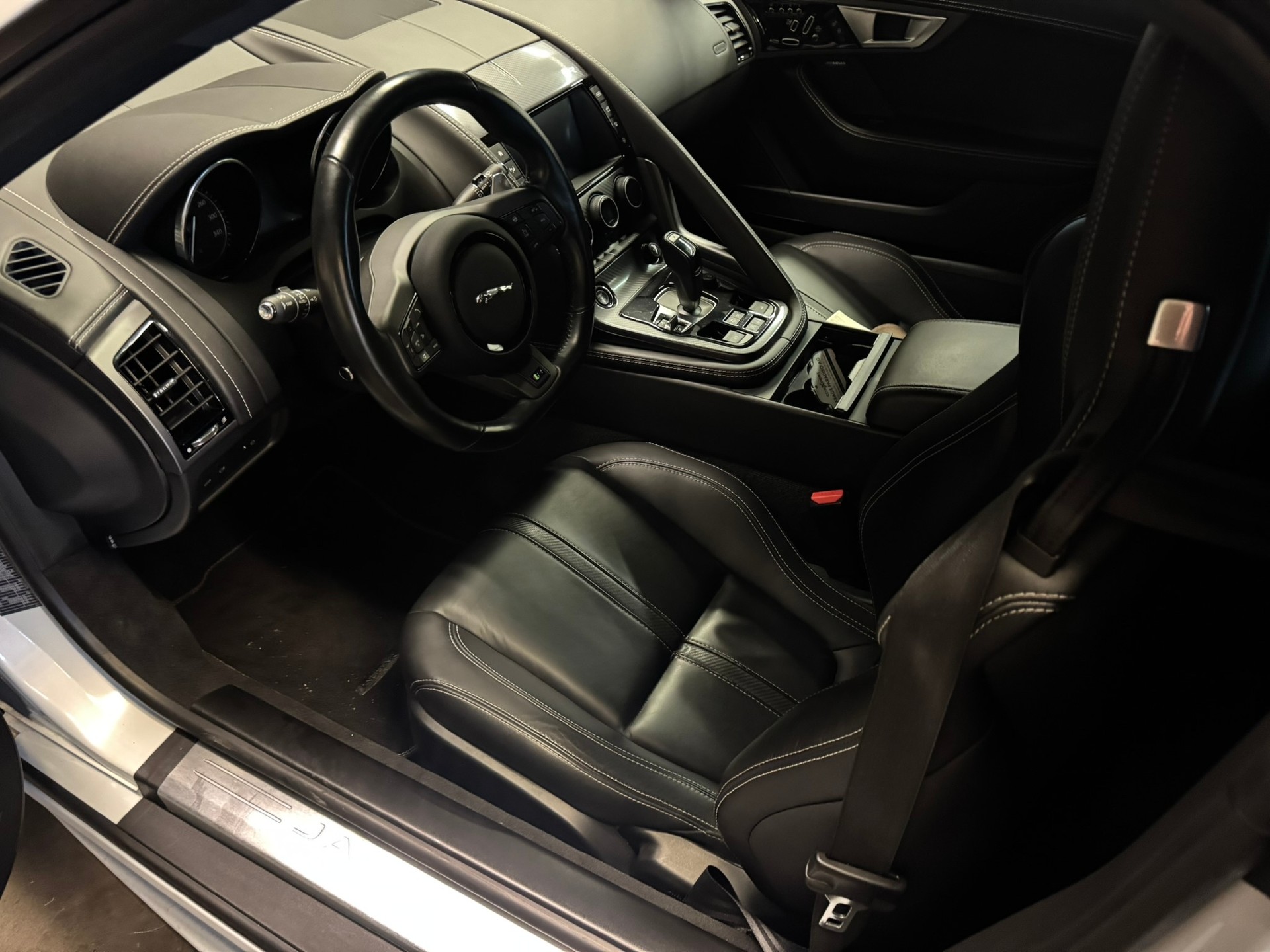 JAGUAR F-Type Convertible R 5.0 V8 S/C-image-5