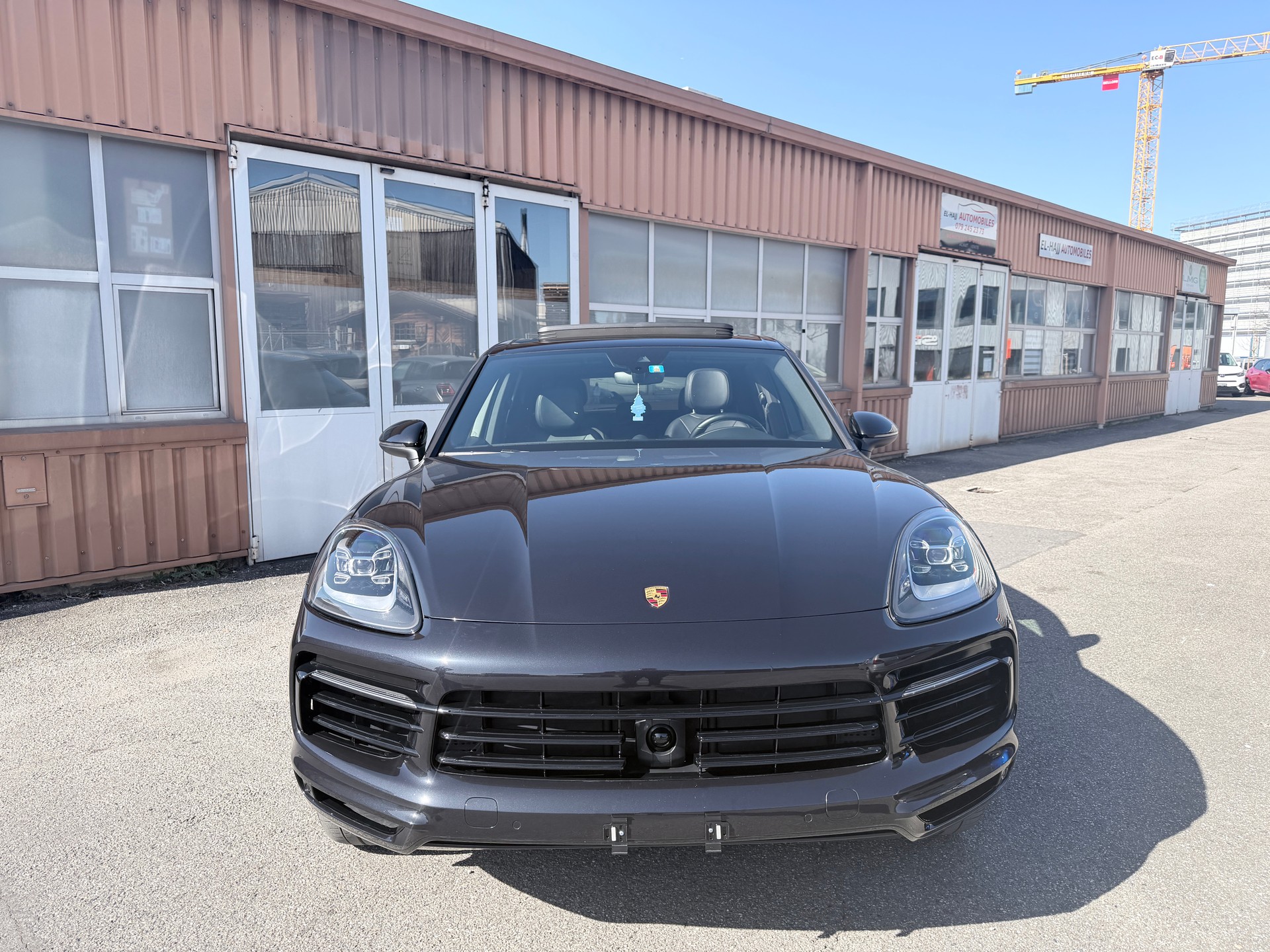 PORSCHE Cayenne-showroom-element-2