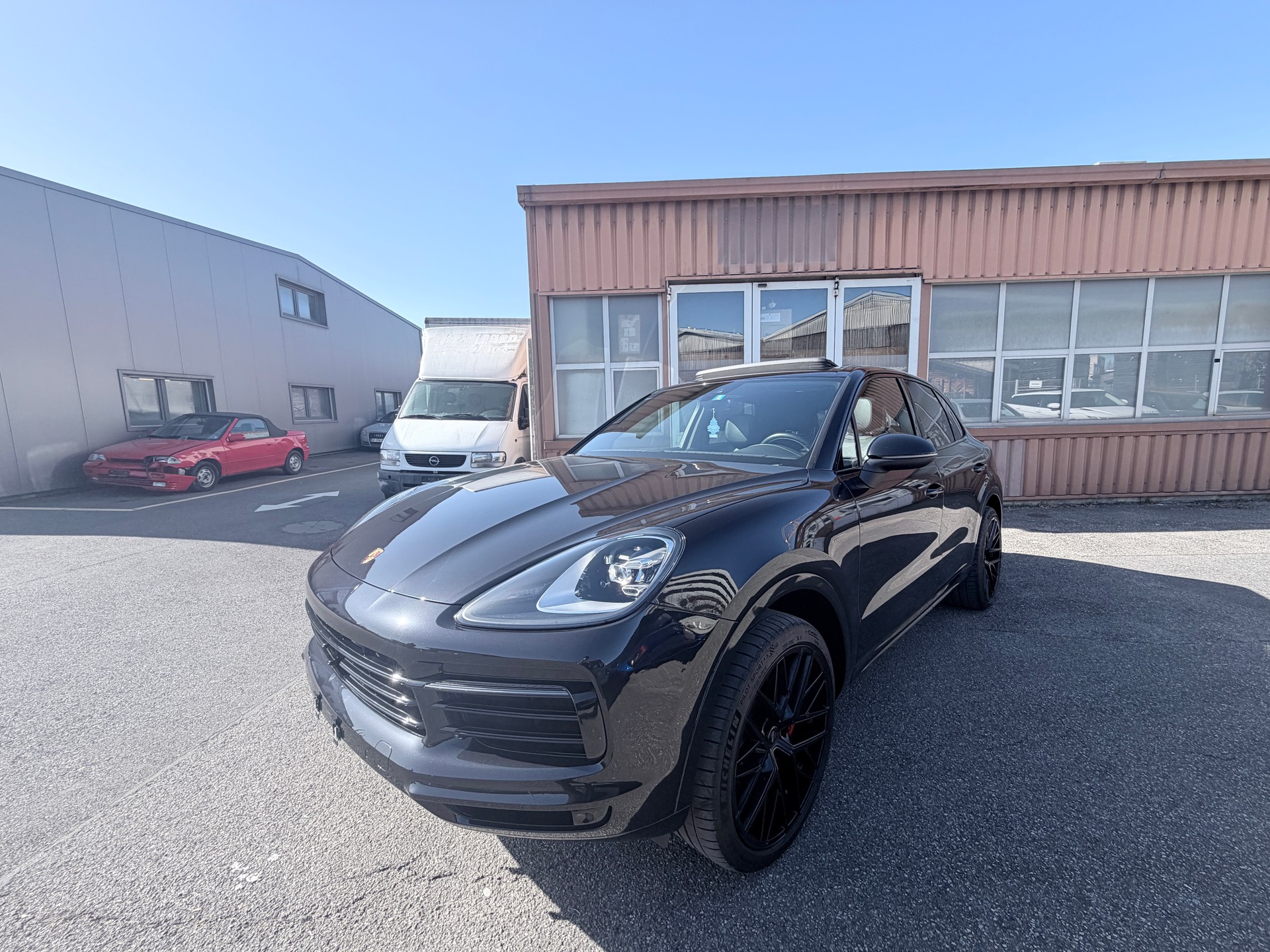 PORSCHE Cayenne-showroom-element-3
