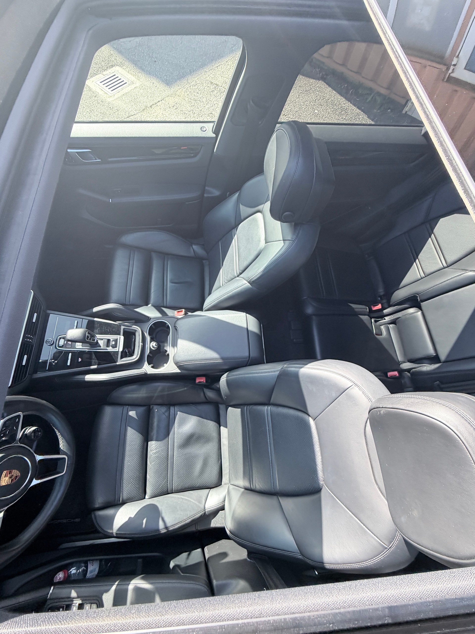 PORSCHE Cayenne-showroom-element-1