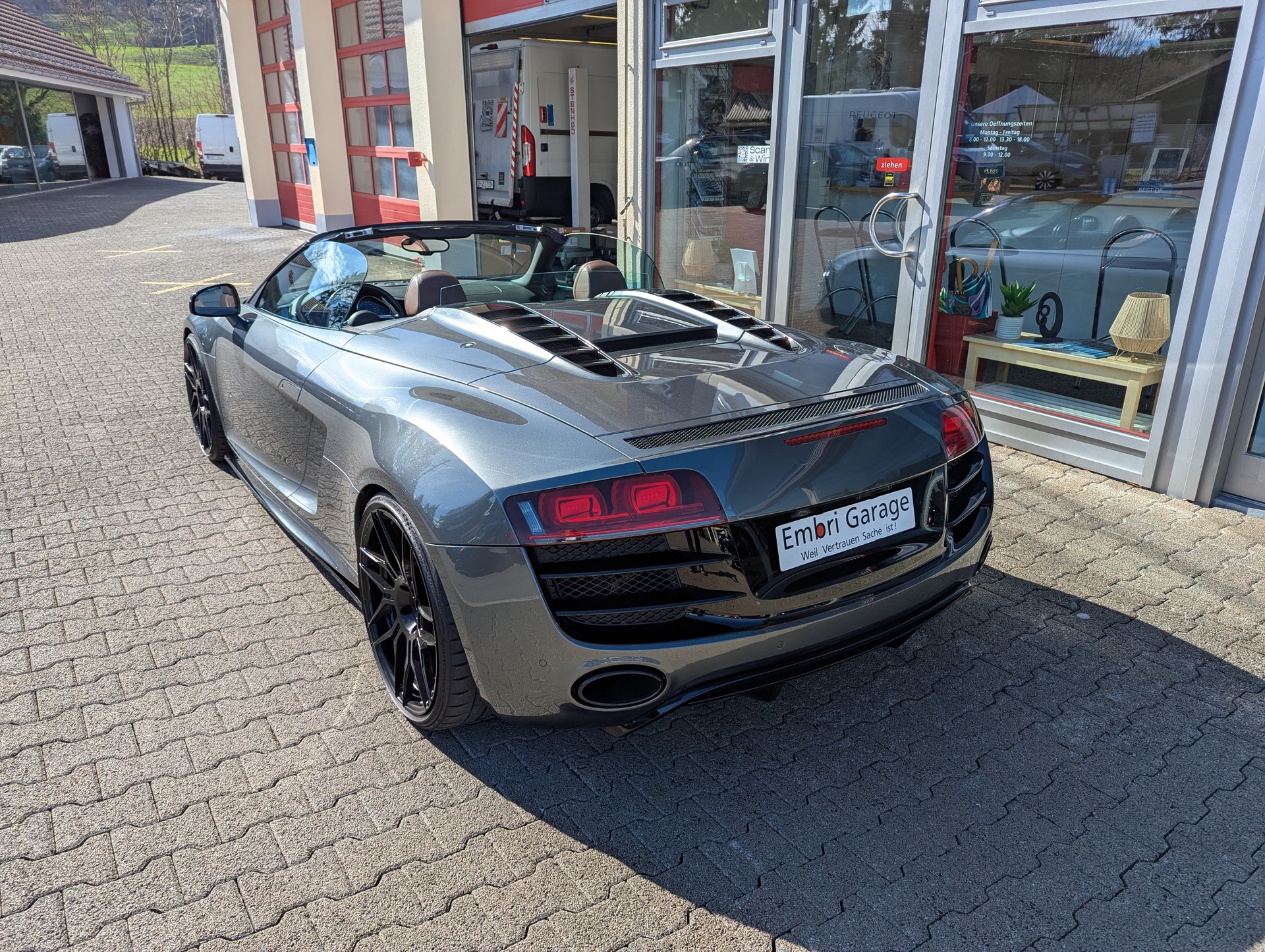 AUDI R8 Spyder 5.2 R-Tronic-image-4