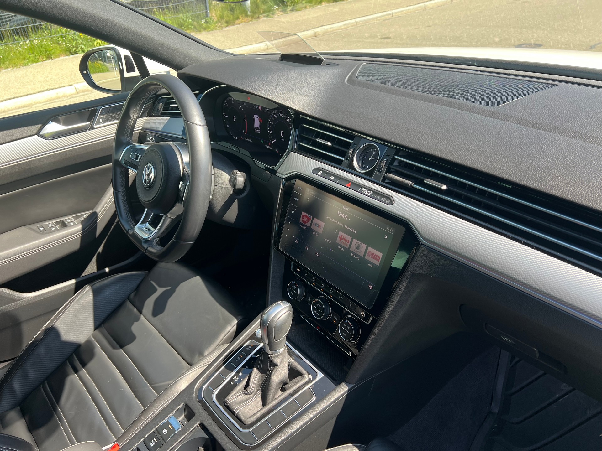 VW Passat Variant 2.0 TDI R-Line Paket - 360 Kamera- High. DSG 4Motion-image-18