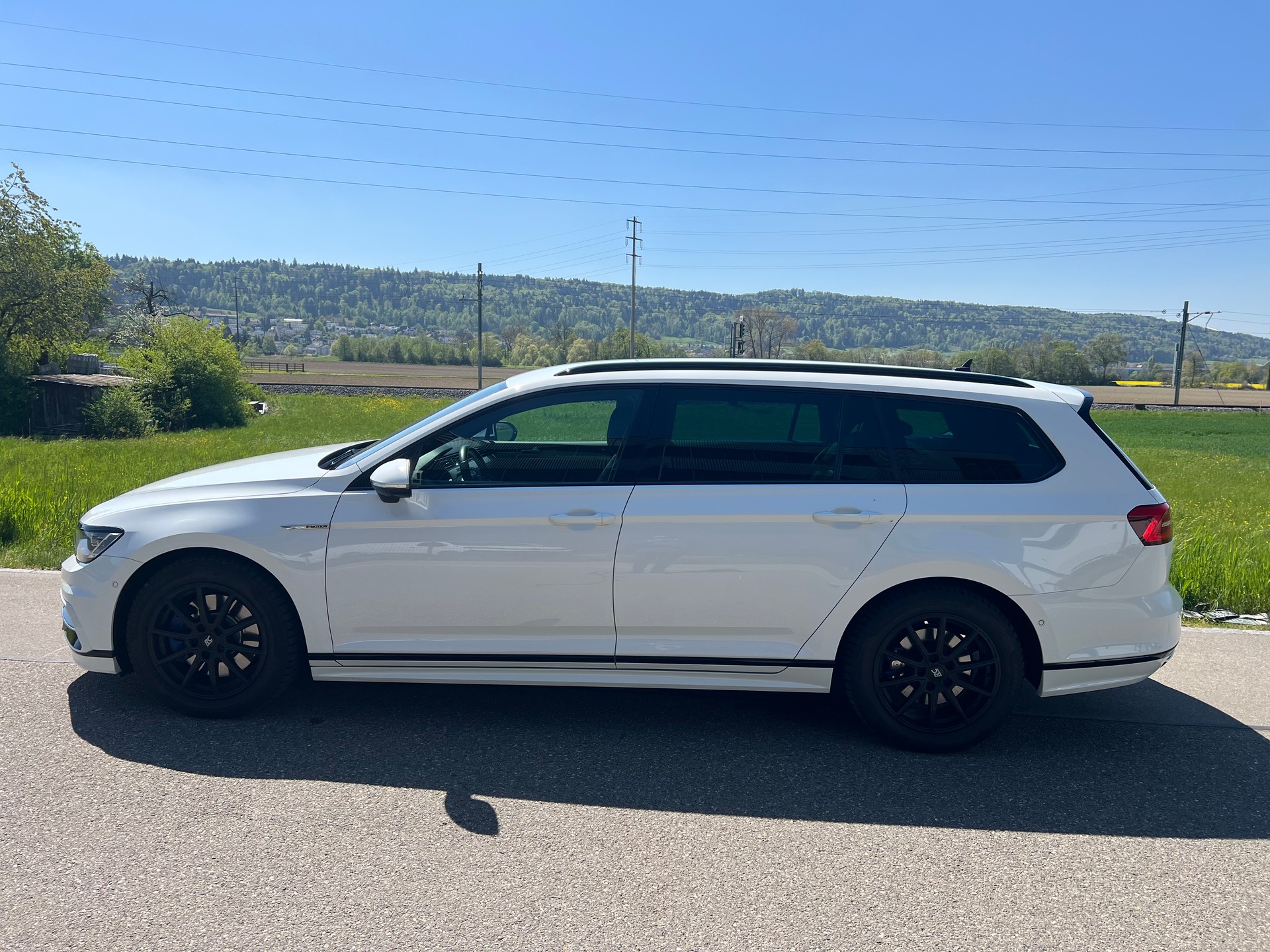 VW Passat Variant 2.0 TDI R-Line Paket - 360 Kamera- High. DSG 4Motion-image-10