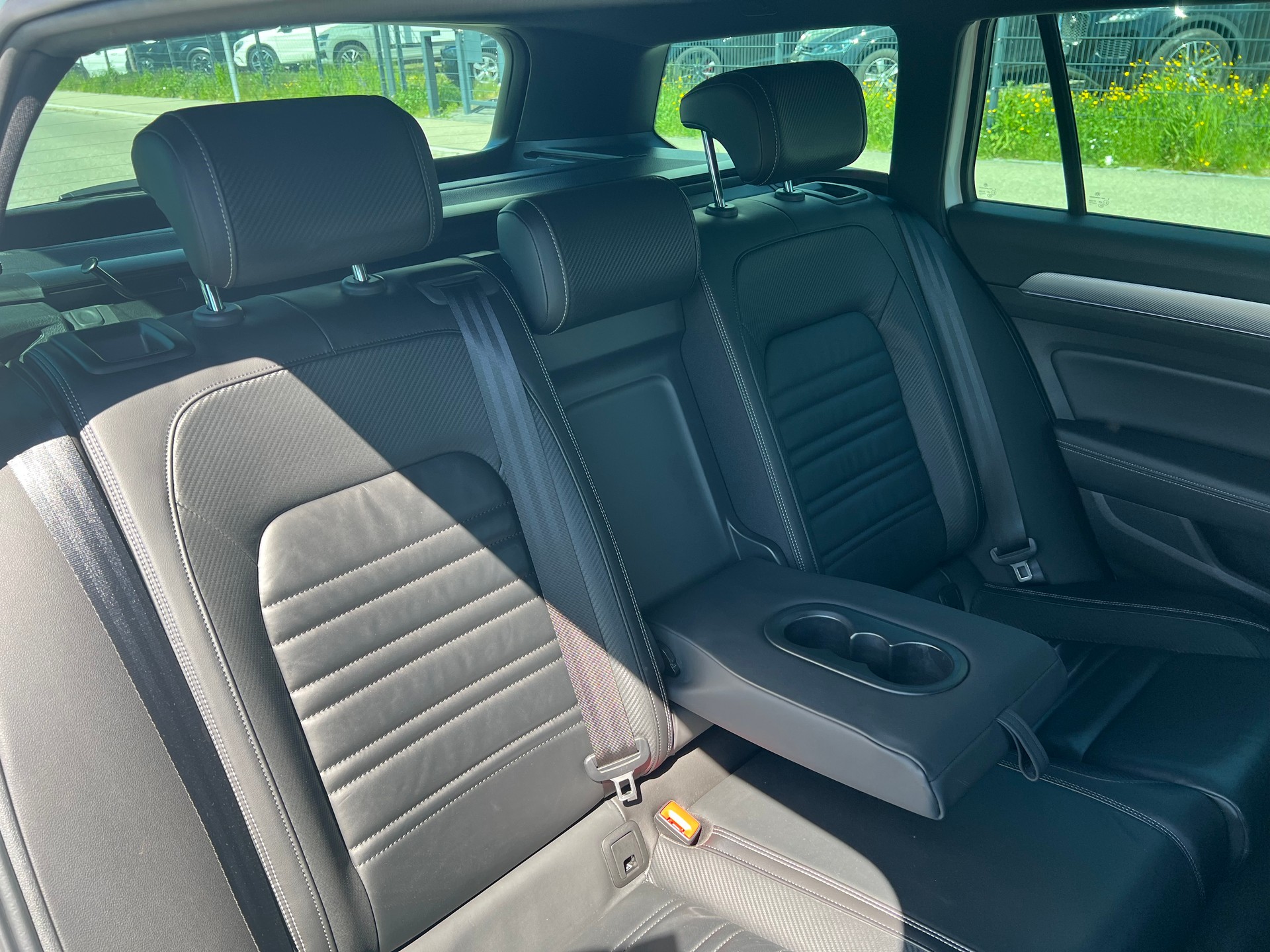 VW Passat Variant 2.0 TDI R-Line Paket - 360 Kamera- High. DSG 4Motion-image-28