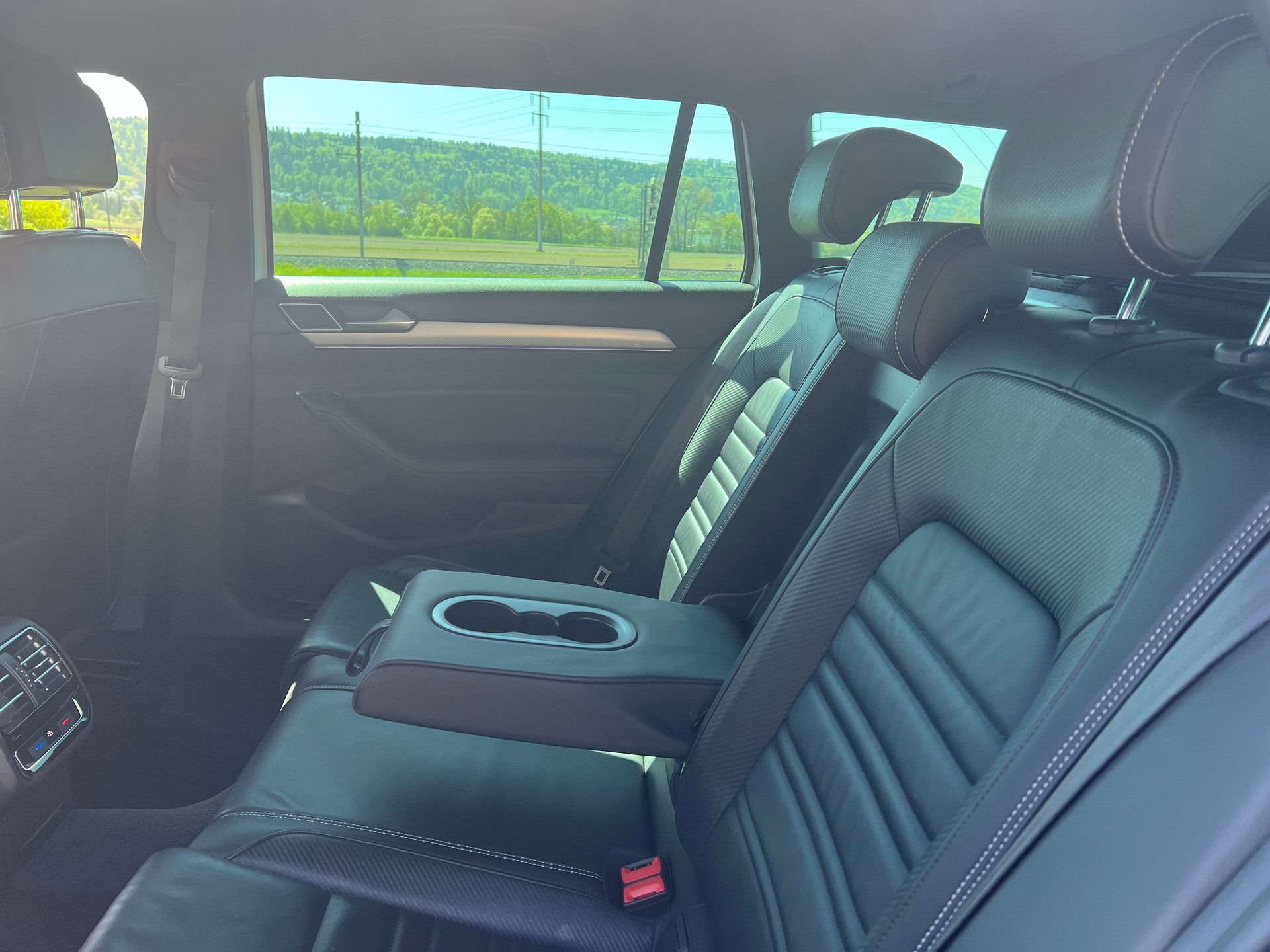VW Passat Variant 2.0 TDI R-Line Paket - 360 Kamera- High. DSG 4Motion-image-29