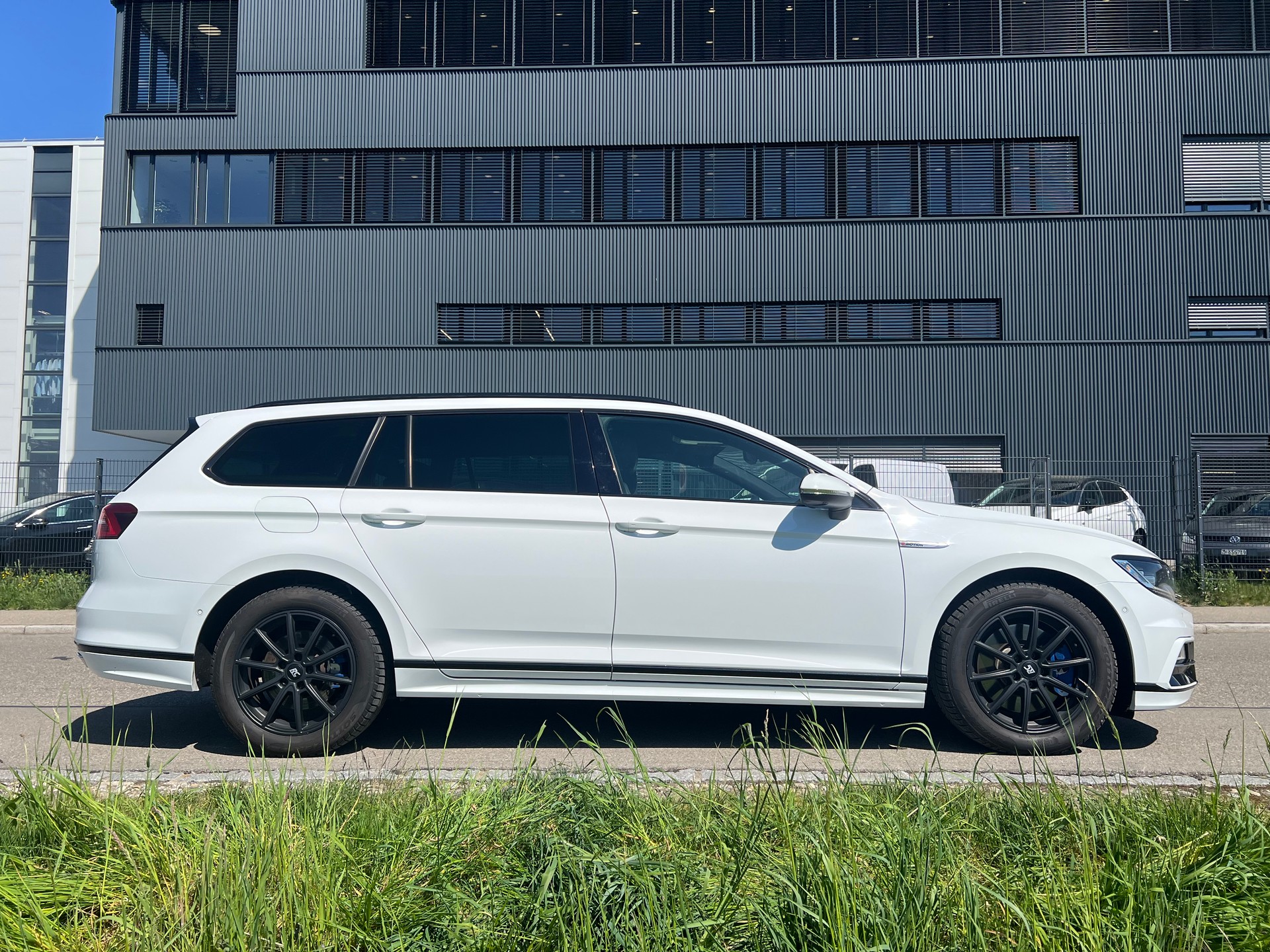 VW Passat Variant 2.0 TDI R-Line Paket - 360 Kamera- High. DSG 4Motion-image-14