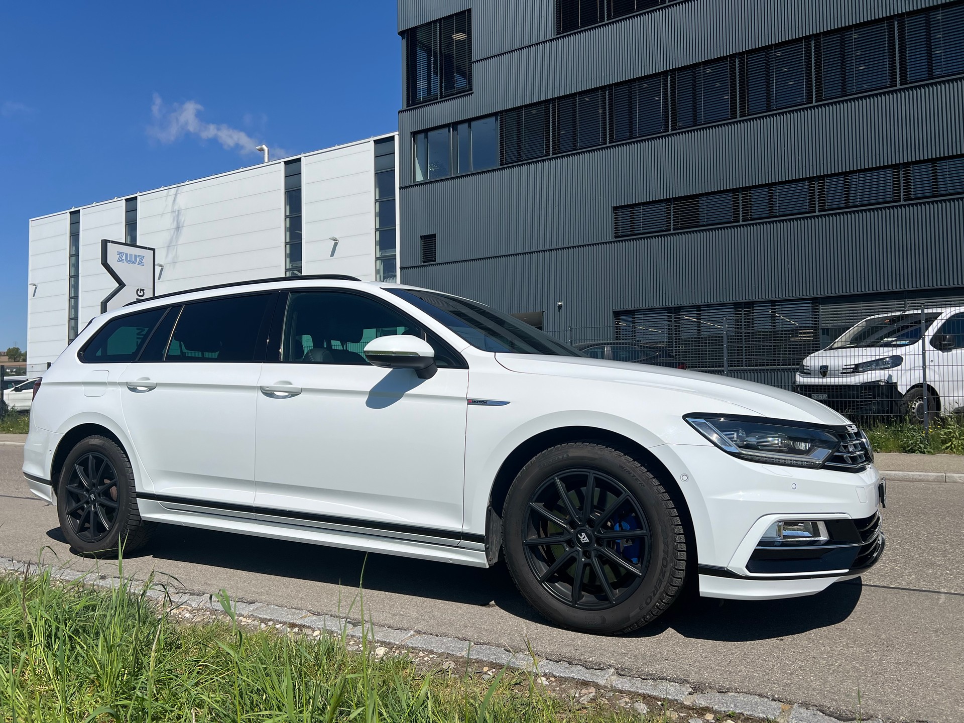 VW Passat Variant 2.0 TDI R-Line Paket - 360 Kamera- High. DSG 4Motion-image-15
