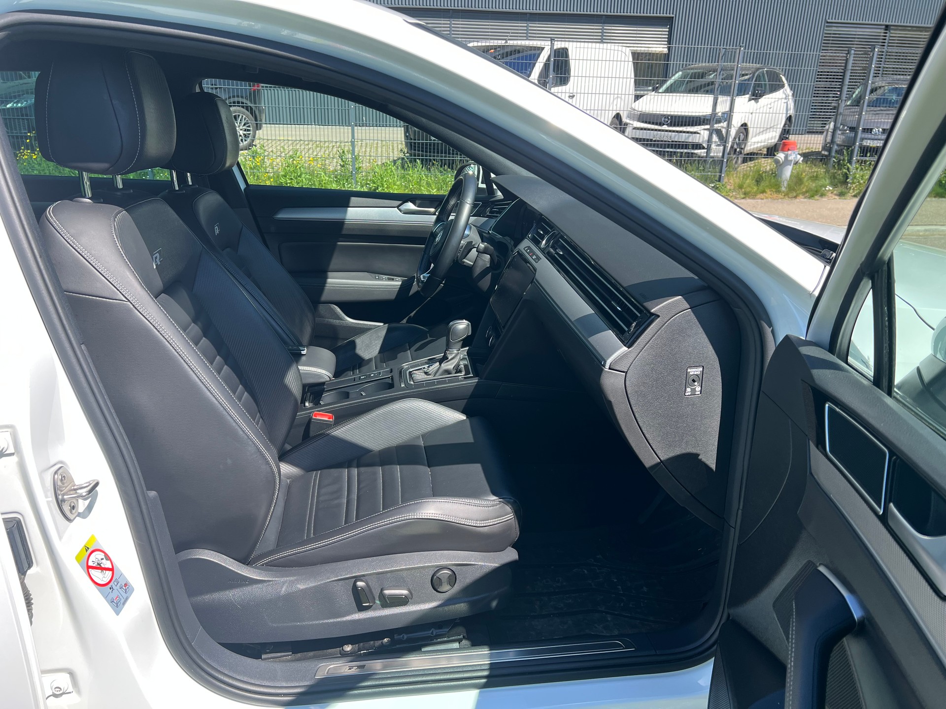 VW Passat Variant 2.0 TDI R-Line Paket - 360 Kamera- High. DSG 4Motion-image-25