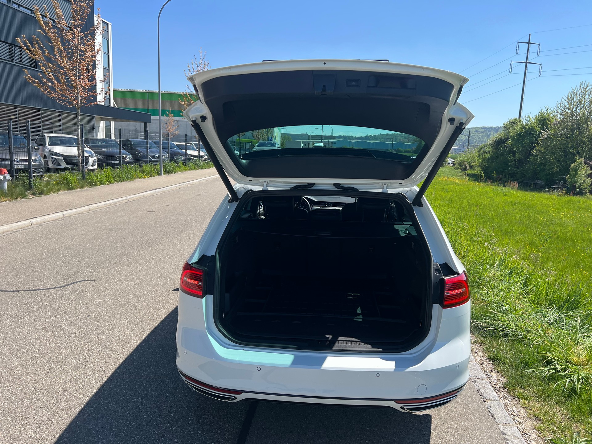 VW Passat Variant 2.0 TDI R-Line Paket - 360 Kamera- High. DSG 4Motion-image-16