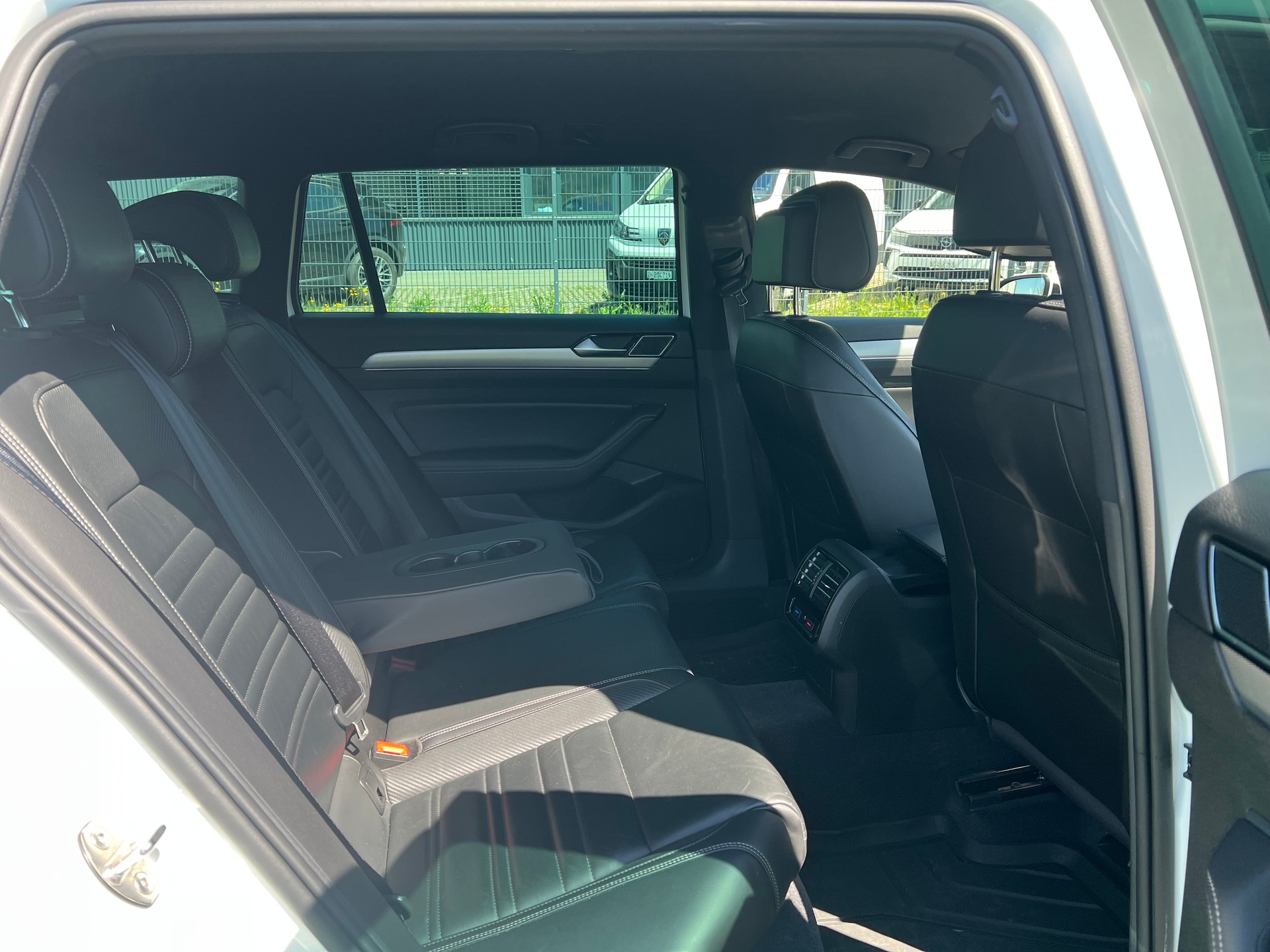 VW Passat Variant 2.0 TDI R-Line Paket - 360 Kamera- High. DSG 4Motion-image-27