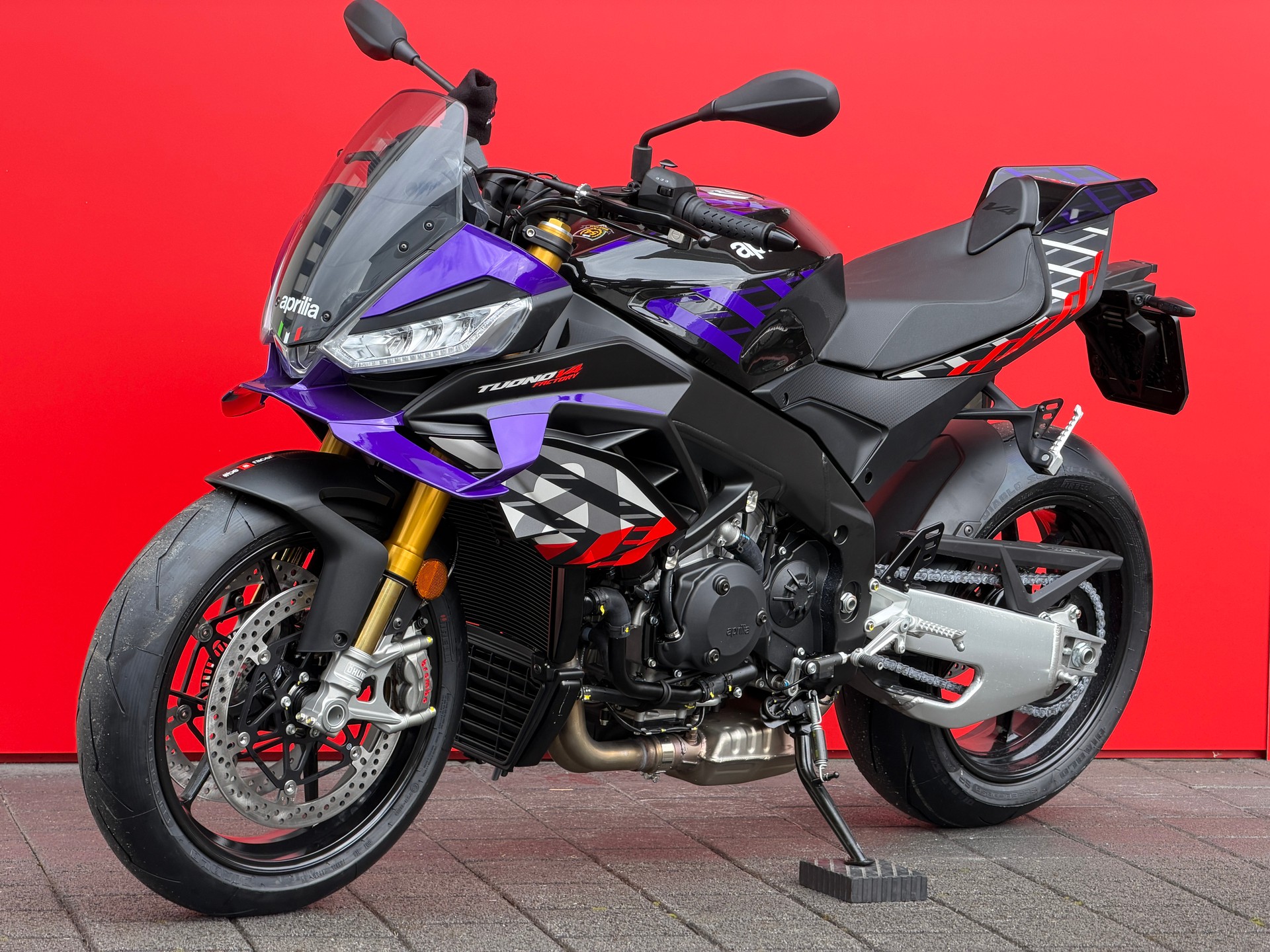 APRILIA Tuono V4 1100 E5+ Factory-showroom-element-1