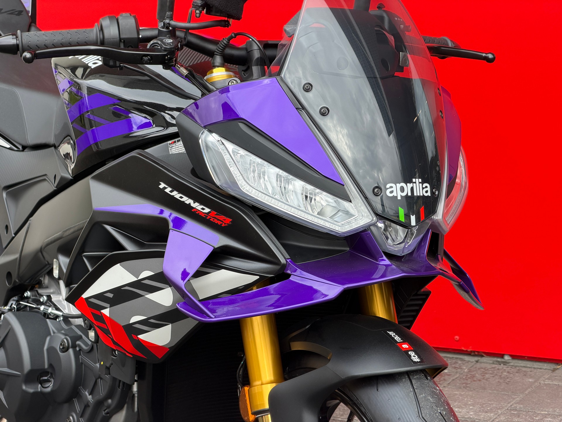 APRILIA Tuono V4 1100 E5+ Factory-showroom-element-3