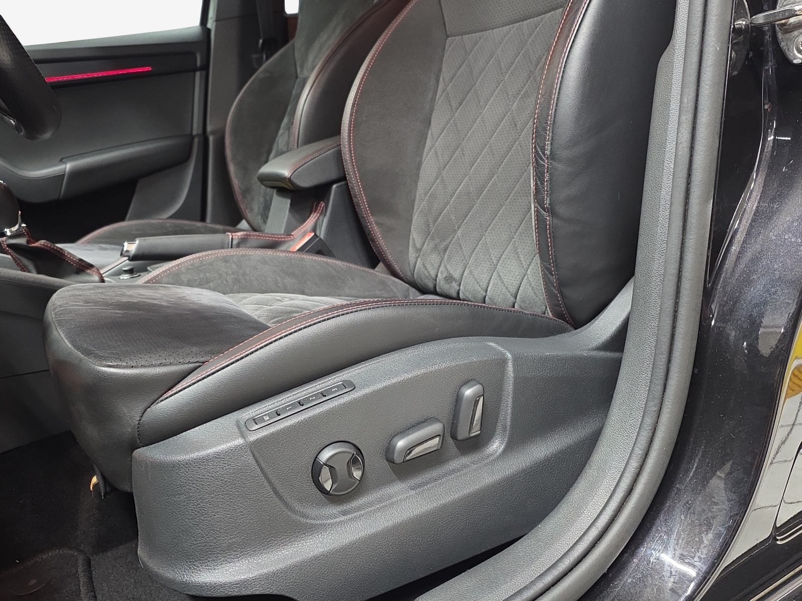 SKODA Octavia Combi 2.0 TSI RS DSG-image-14
