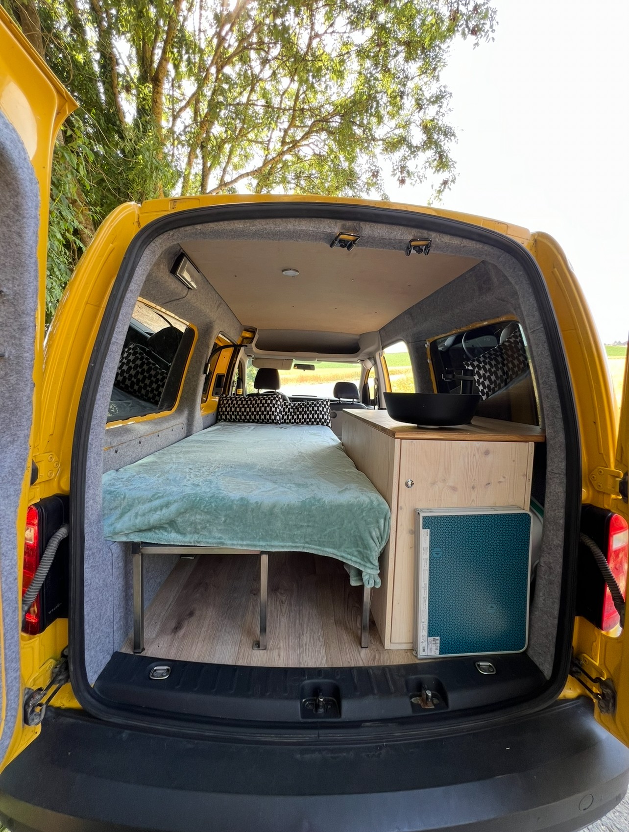 VW Caddy Maxi 2.0 TDI 75 PS - 4Motion Camper BlueMotion-image-6