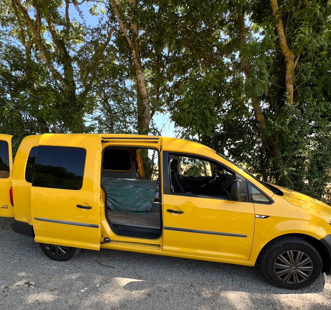 VW Caddy Maxi 2.0 TDI 75 PS - 4Motion Camper BlueMotion-image-15