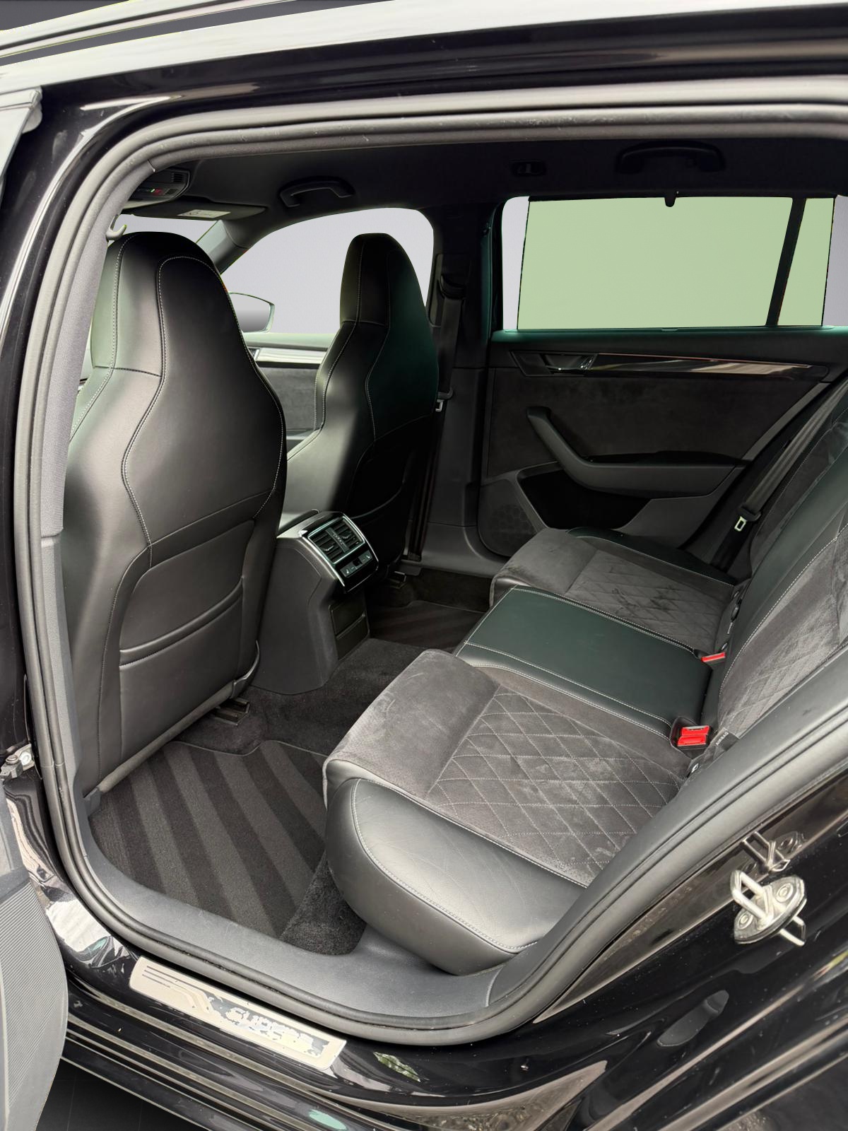 SKODA Superb Combi 2.0 TDi SportLine+ 4x4 DSG-image-10