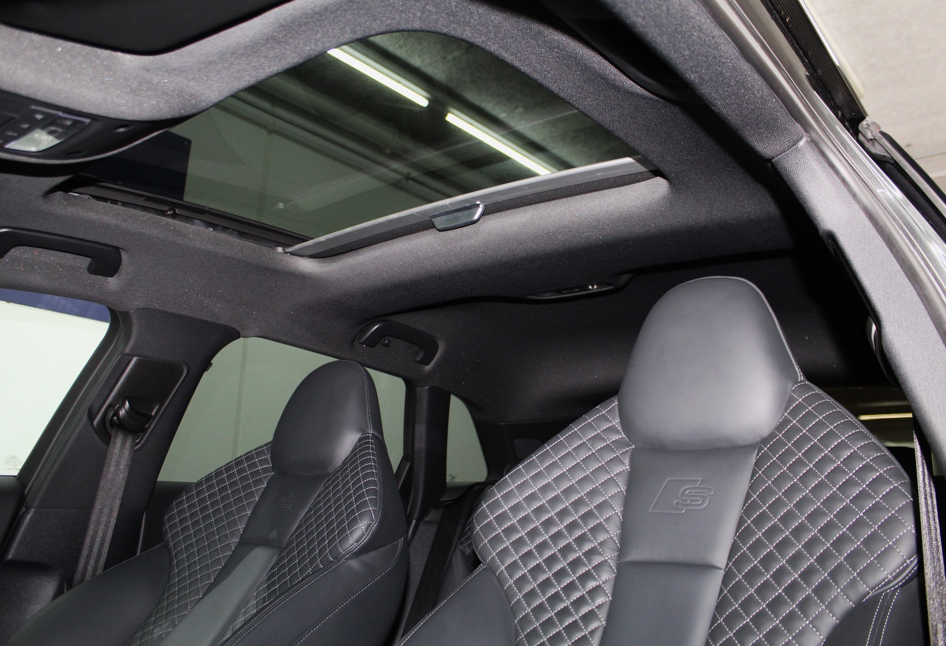 AUDI S3 Sportback 2.0 TFSI quattro S-tronic Optikpaket schwarz / CH-Fahrzeug-image-8