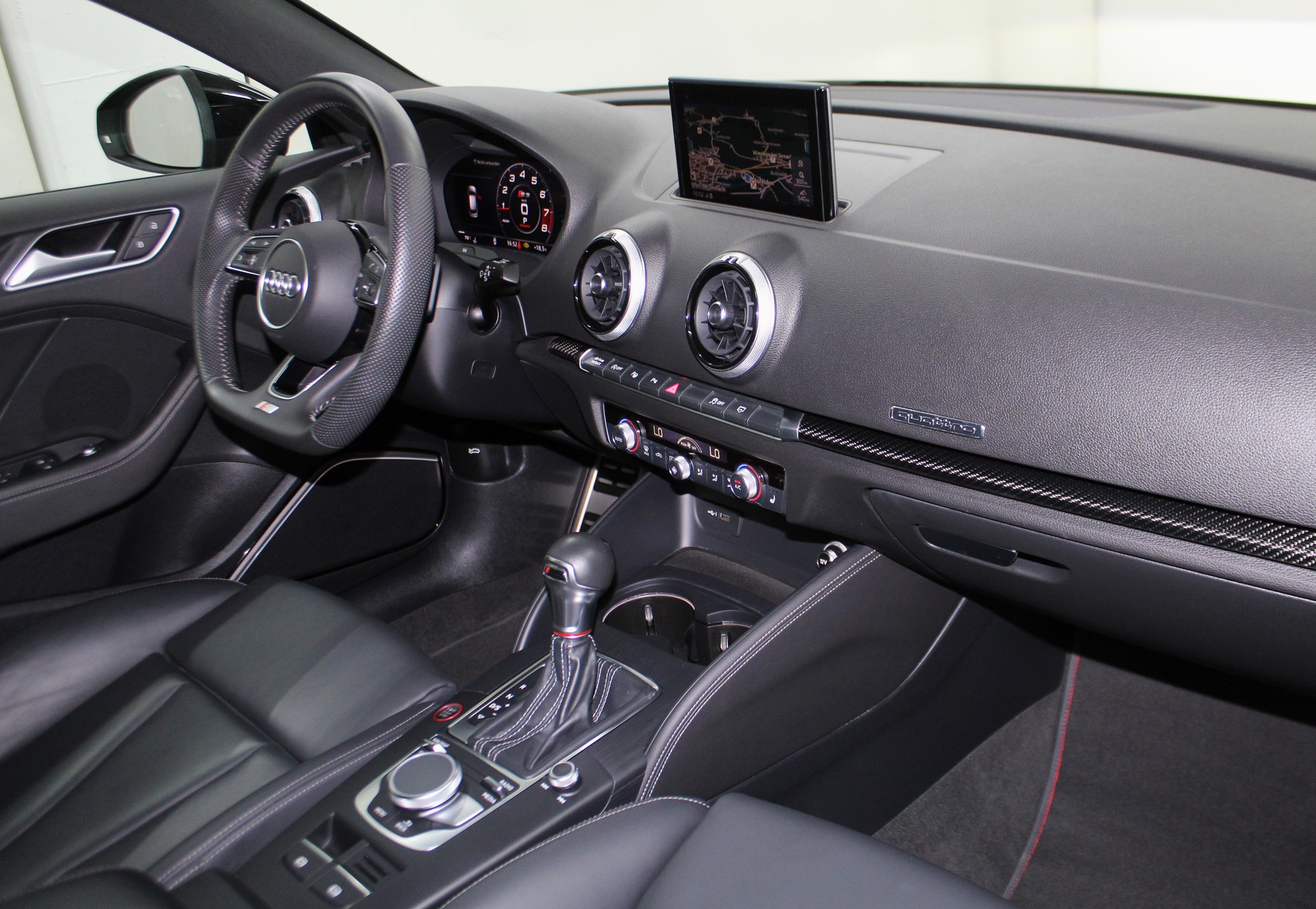 AUDI S3 Sportback 2.0 TFSI quattro S-tronic Optikpaket schwarz / CH-Fahrzeug-image-11