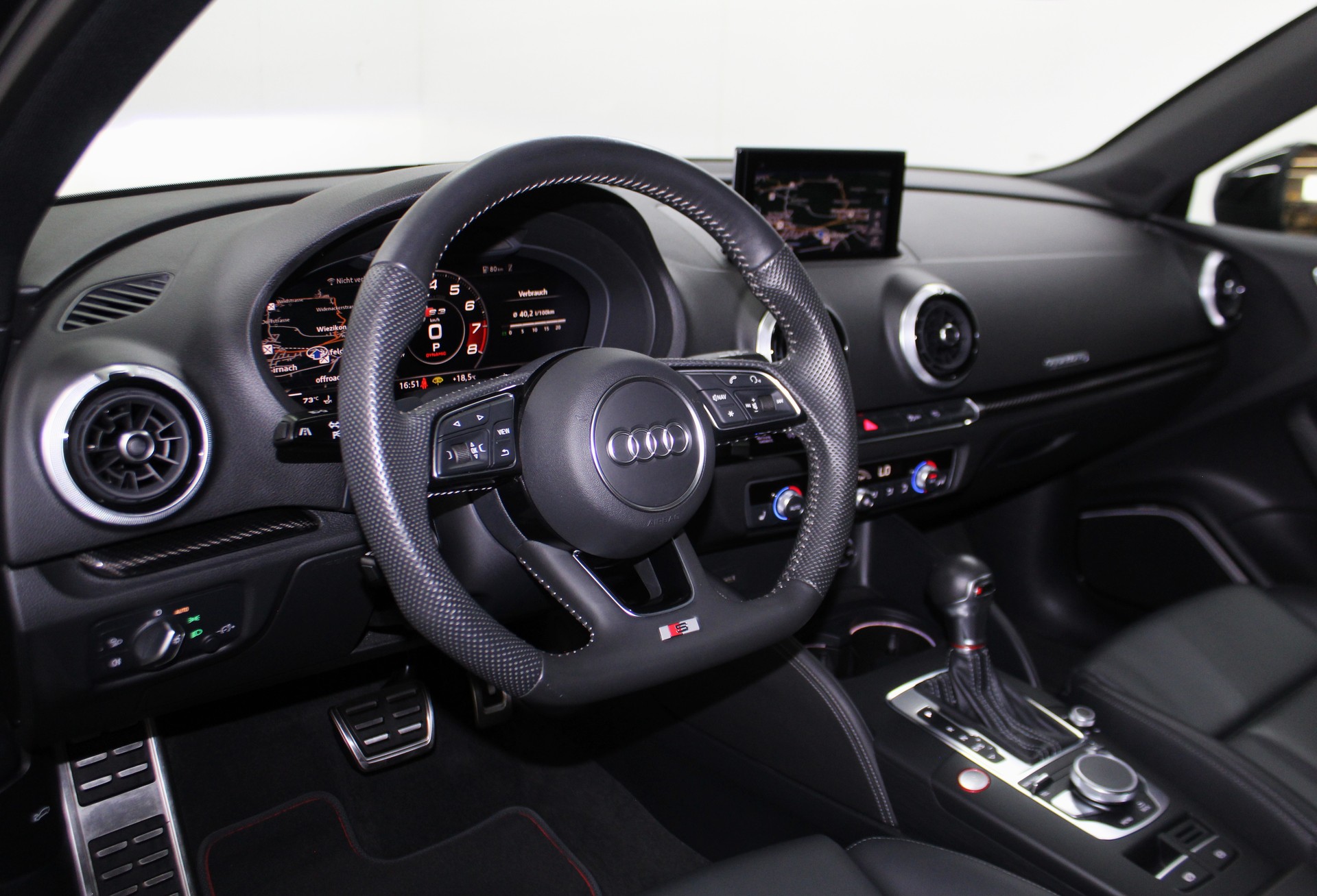 AUDI S3 Sportback 2.0 TFSI quattro S-tronic Optikpaket schwarz / CH-Fahrzeug-image-10