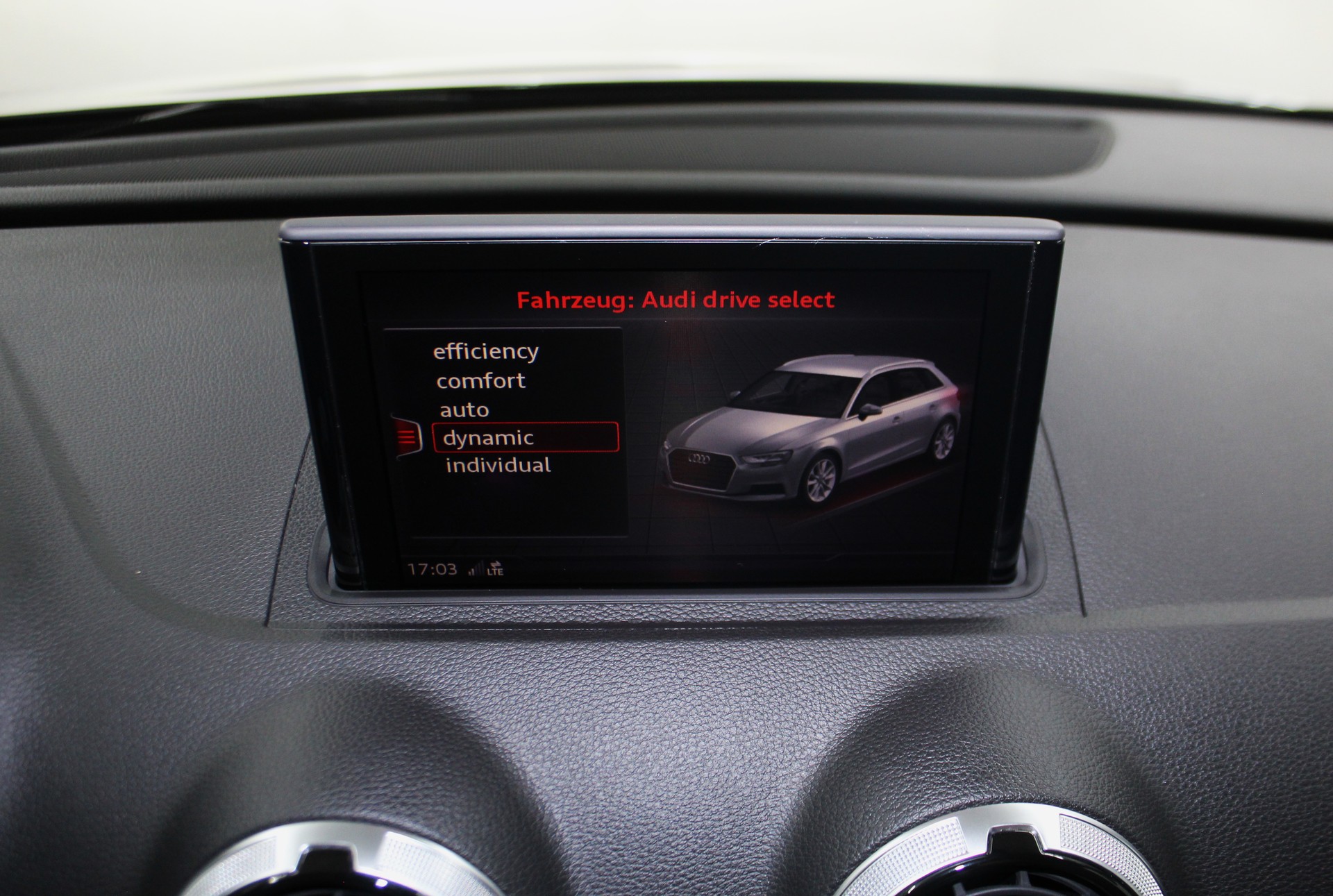 AUDI S3 Sportback 2.0 TFSI quattro S-tronic Optikpaket schwarz / CH-Fahrzeug-image-23