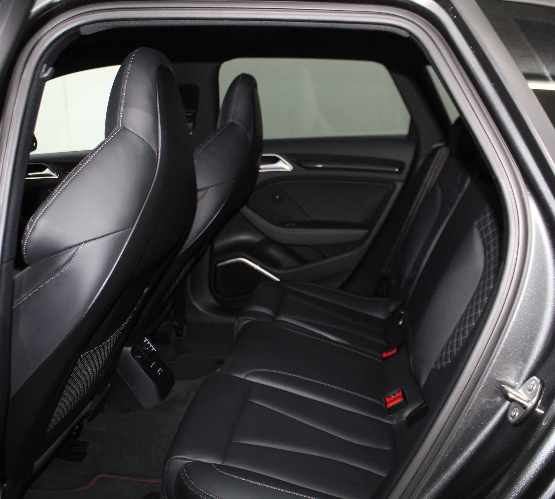 AUDI S3 Sportback 2.0 TFSI quattro S-tronic Optikpaket schwarz / CH-Fahrzeug-image-9