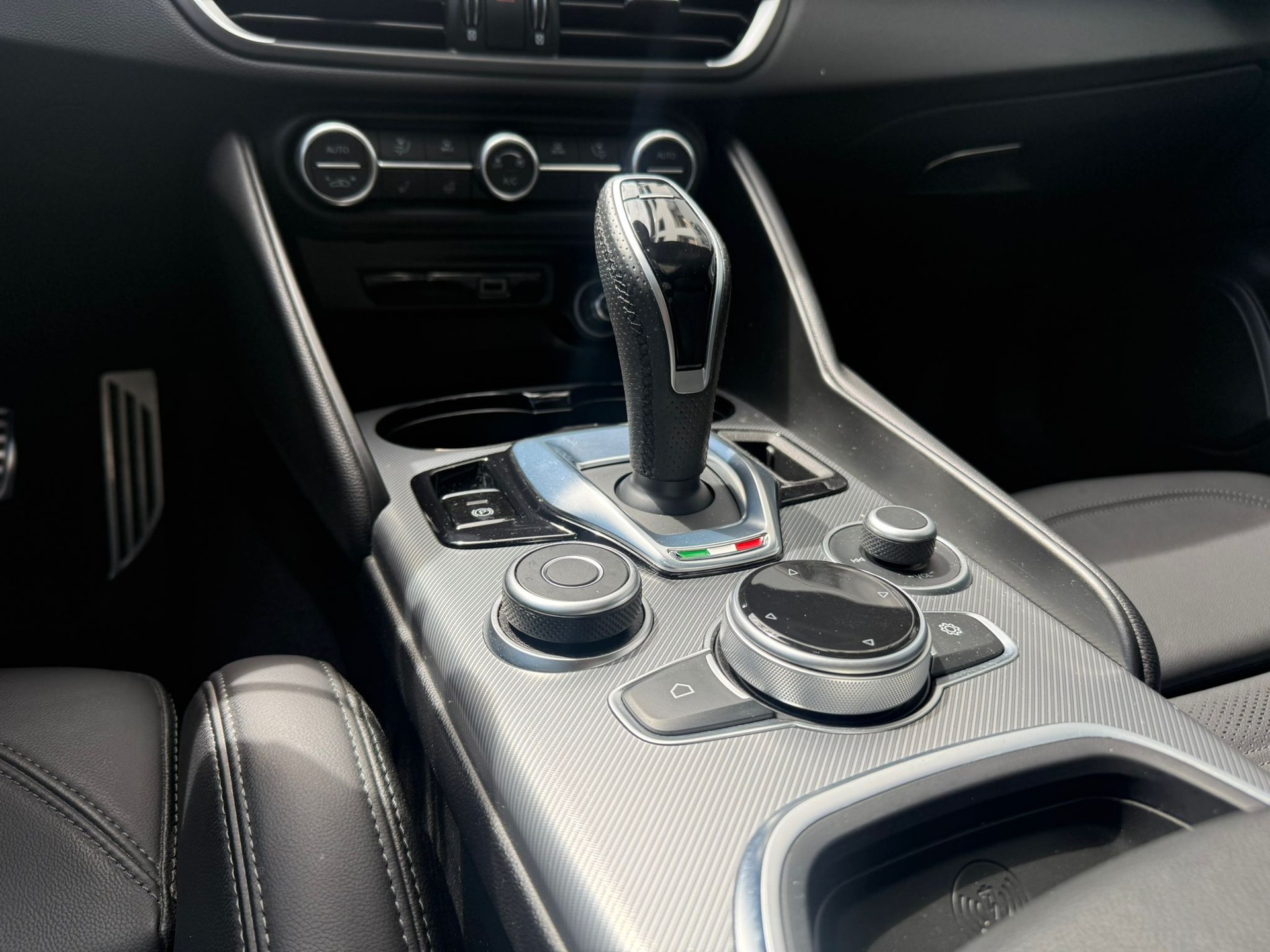 ALFA ROMEO Giulia Veloce 2.0 280PS Q4 AT8 Pack Sky MY23/24-image-12
